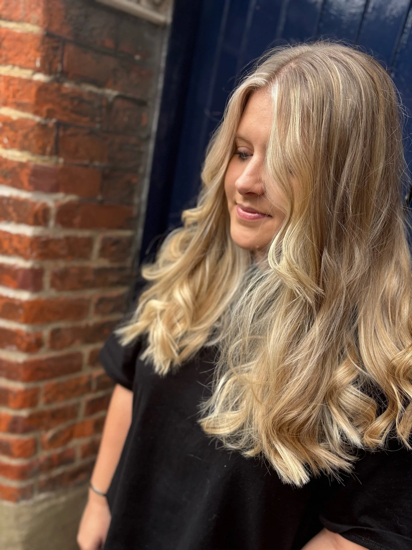 ✨ GOLDEN, SHINE, SOFT - take a bow! ✨
Check out our stunning client rocking her gorgeous new look, all thanks to our talented Grace! 💖 From the perfect colour to that flawless cut and style, Grace really knows how to deliver! 🌟 
Swipe to see the