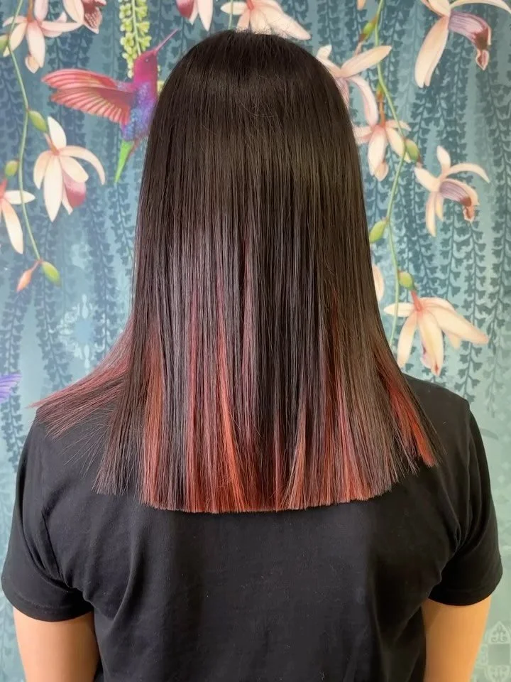Fabulous colour from @haringtonsbeaconsfield ❤️&zwj;🔥

Glossy, silky, and a pop of red ❤️&zwj;🔥

Colour by: Chelsie @chelsie.coloring 
Cut and finish by: Richard @richardscorer

 #redhair #peekaboocolour #popofcolour #hairinspo #shinyhair #hairpost