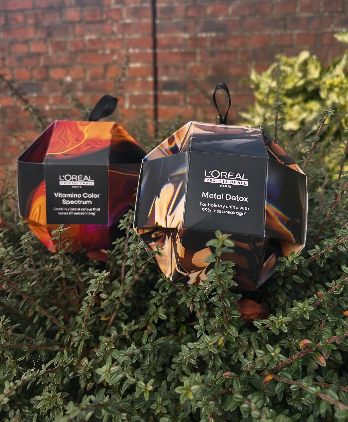 Give the gift of good hair days- all season long🎁🎄

Loreal Christmas Bauble&rsquo;s available in Vitamtino colour spectrum and Metal detox. 

Vitamino colour spectrum: 100ml shampoo &amp; 75ml serum
Metal detox: 100ml shampoo &amp; 75ml mask 

Come