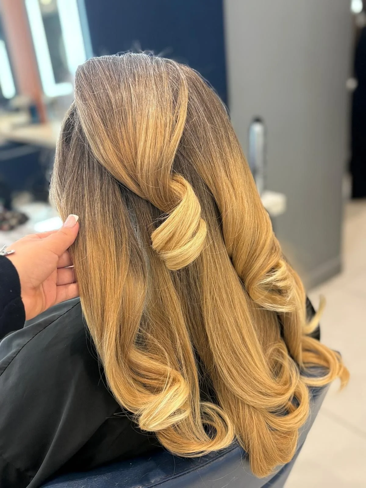 Look at that bounce and shine🎀

Created by our Stylist Phoebe💗

#bouncyblowdry #haringtonsmarlow #hairsalonmarlow #marlowhairdresser