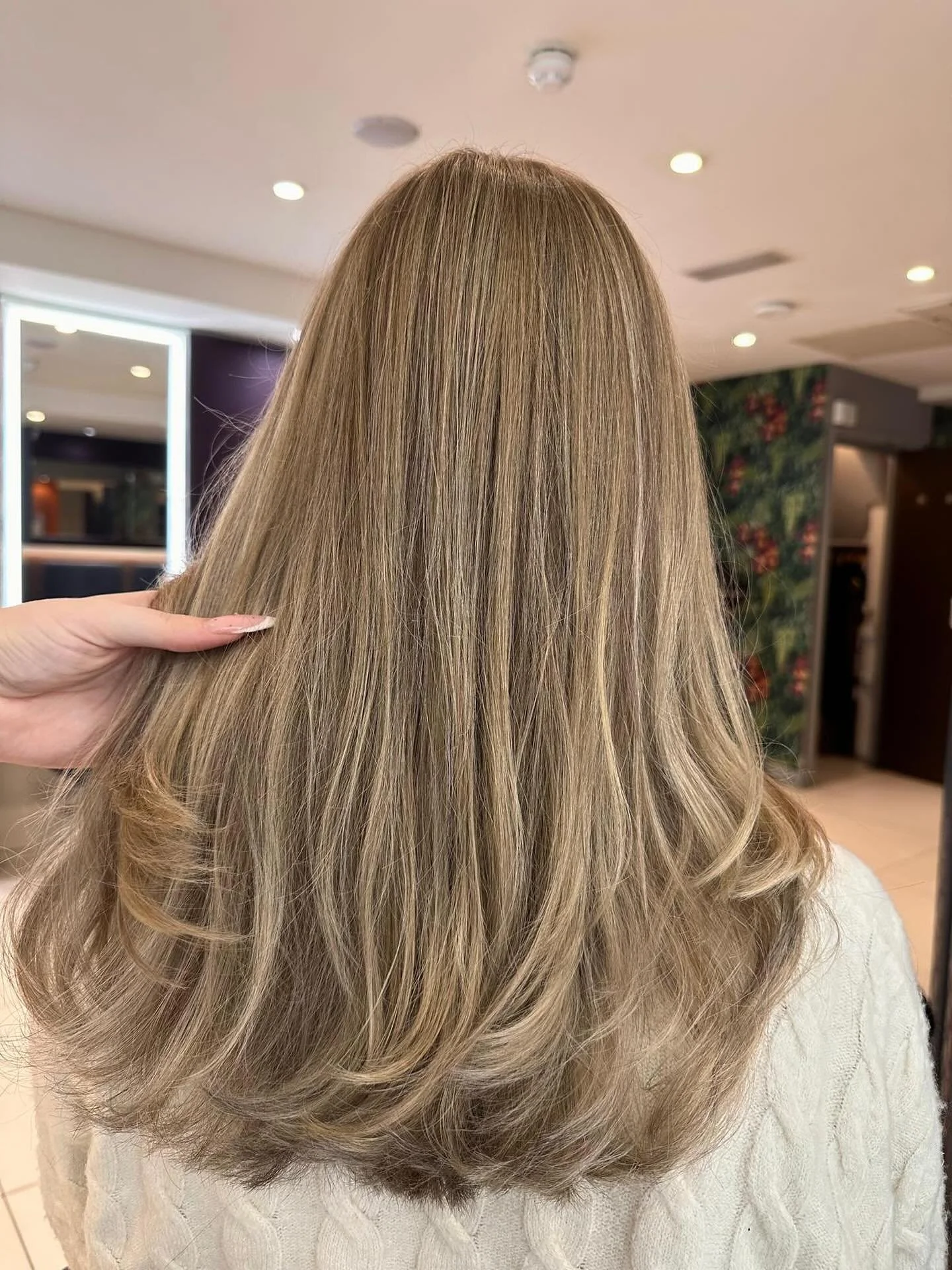 ⭐️Lived in soft natural balayage⭐️

Using highlights and lowlights to create this beautiful lived in balayage. By our Technician Miela. 

#hairsalonmarlow #marlowhairdresser #haringtonsmarlow #balayage #livedinbalayage #highlightsandlowlights #beauti