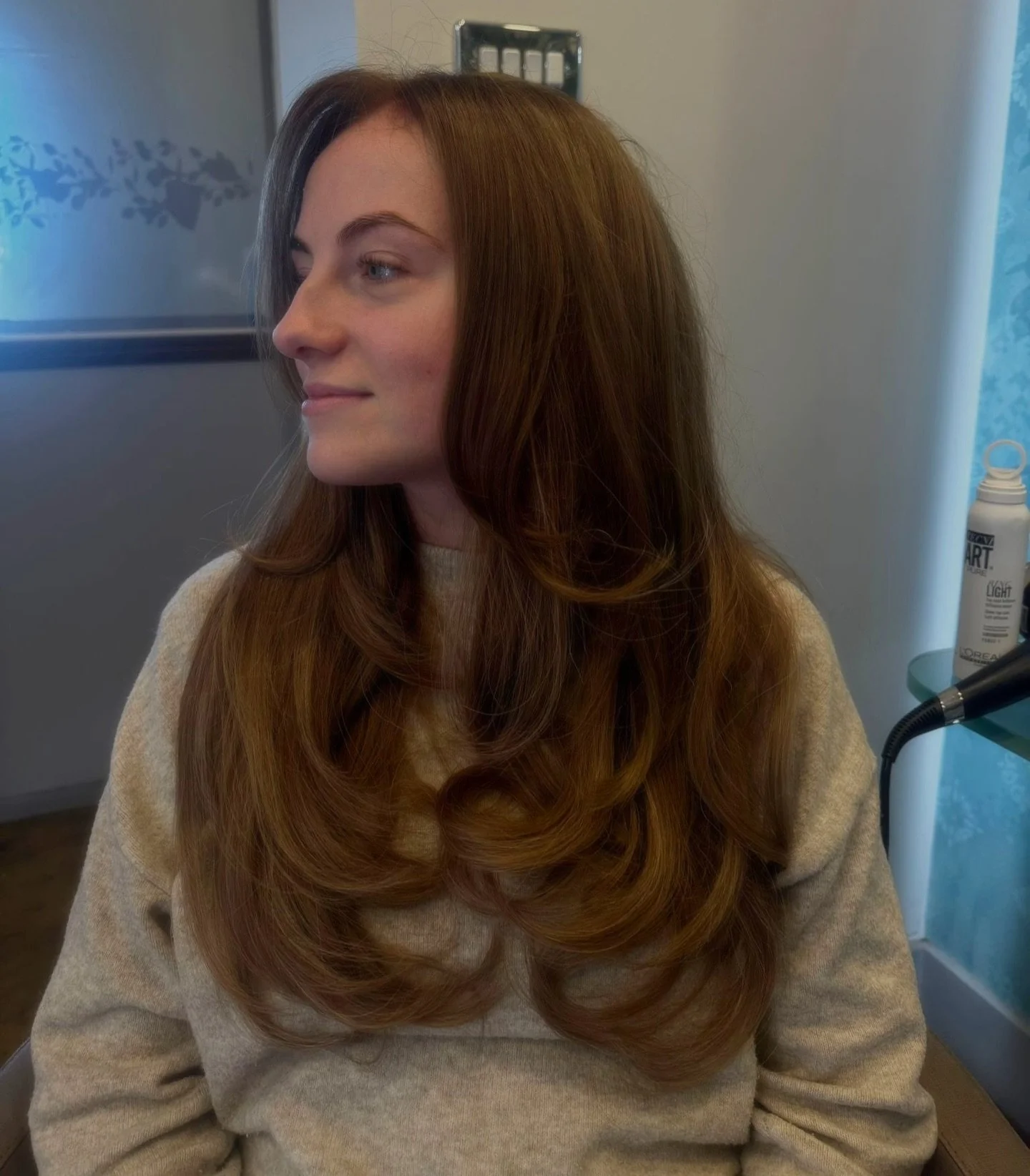 ✨✨ Get ready to shine this festive season! ✨✨ 

Our talented stylist Liv just worked her magic on this gorgeous Flicky Blow Dry, perfect for a night out! 💁&zwj;♀️ Whether you&rsquo;re heading to a Christmas work event, a festive meal with friends, o