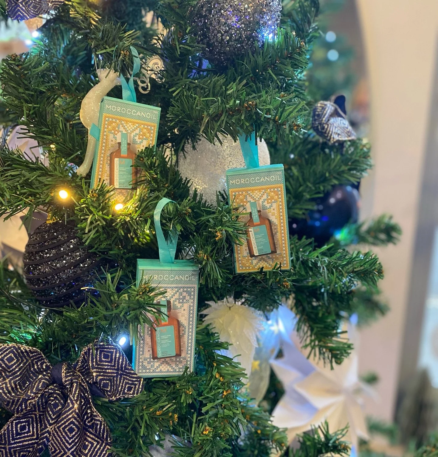 🎄✨ Get ready to add a touch of glam to your holiday season! These gorgeous new Christmas Moroccanoil minis have just landed in the salon, and we can&rsquo;t get enough of how adorable they look on the tree! 🎁💖 

Perfect for the hair-obsessed loved