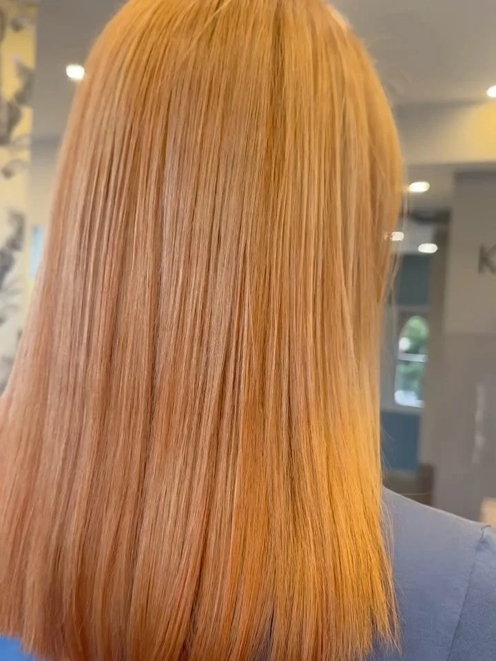 ✨ A stunning blend of warm copper tones to bring out that festive glow! Beautiful work by @hairbytori1_ at @haringtonshairwendover 

Swipe for the &ldquo;Before&rdquo; ➡️

#haringtonswendover #wendoversalon #vibranthaircolour #copperhair #festivecolo
