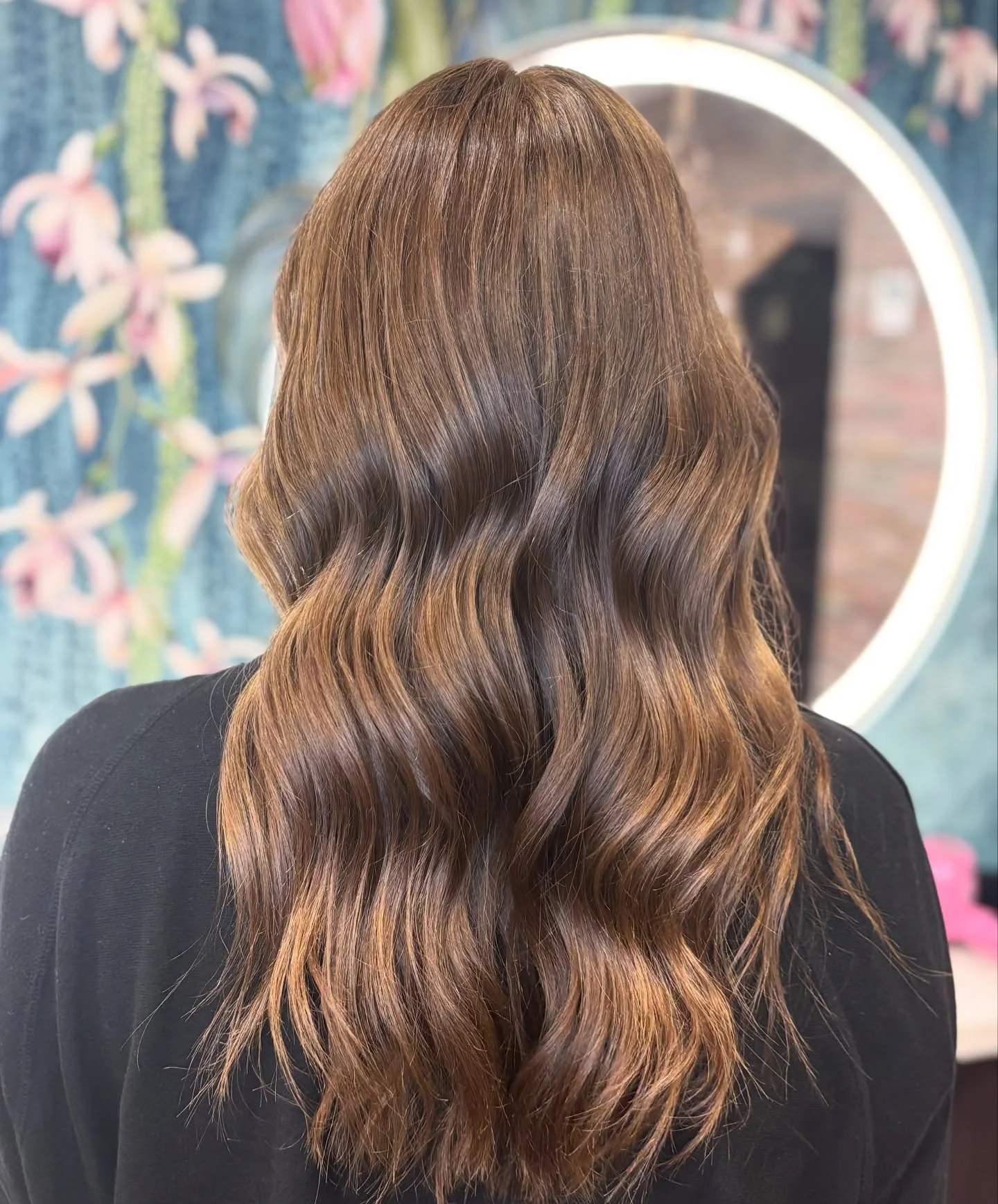 Curls made for festive nights 🎄⭐️
Using the Gloss Absolu range by @kerastase_official @kerastase_proclub 
Colour by: Shauna
Styled by: @hairbyzoe.erin #curls #beachwaves #loosecurls #festivehair #hairinspo #shinyhair