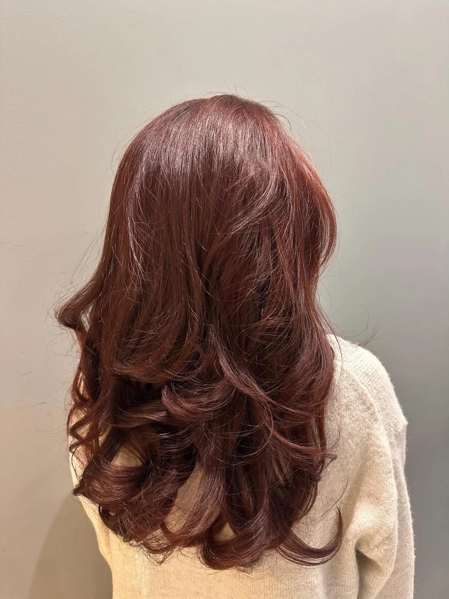 &hearts;️Freshly coloured hair with a bouncy blowdry to match&hearts;️

Coloured by our Technician Miela and styled by our Art Director Robert. Get your hair appointment booked in now. 

#hairsalonmarlow #haringtonsmarlow #bouncyblowdry #glossyhair #