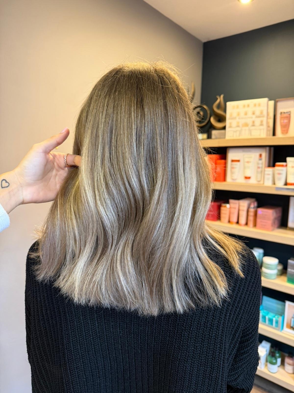 Balayage dreams 🤍 SWIPE ➡️ 

Custom tone ✔️
Fresh cut &amp; finish ✔️
Flawless results by Lilli ✨

Want this look?

💫 Save this post &amp; book your appointment now &mdash; limited slots available

#haringtonswendover #hairsalon #balayage #hairinsp