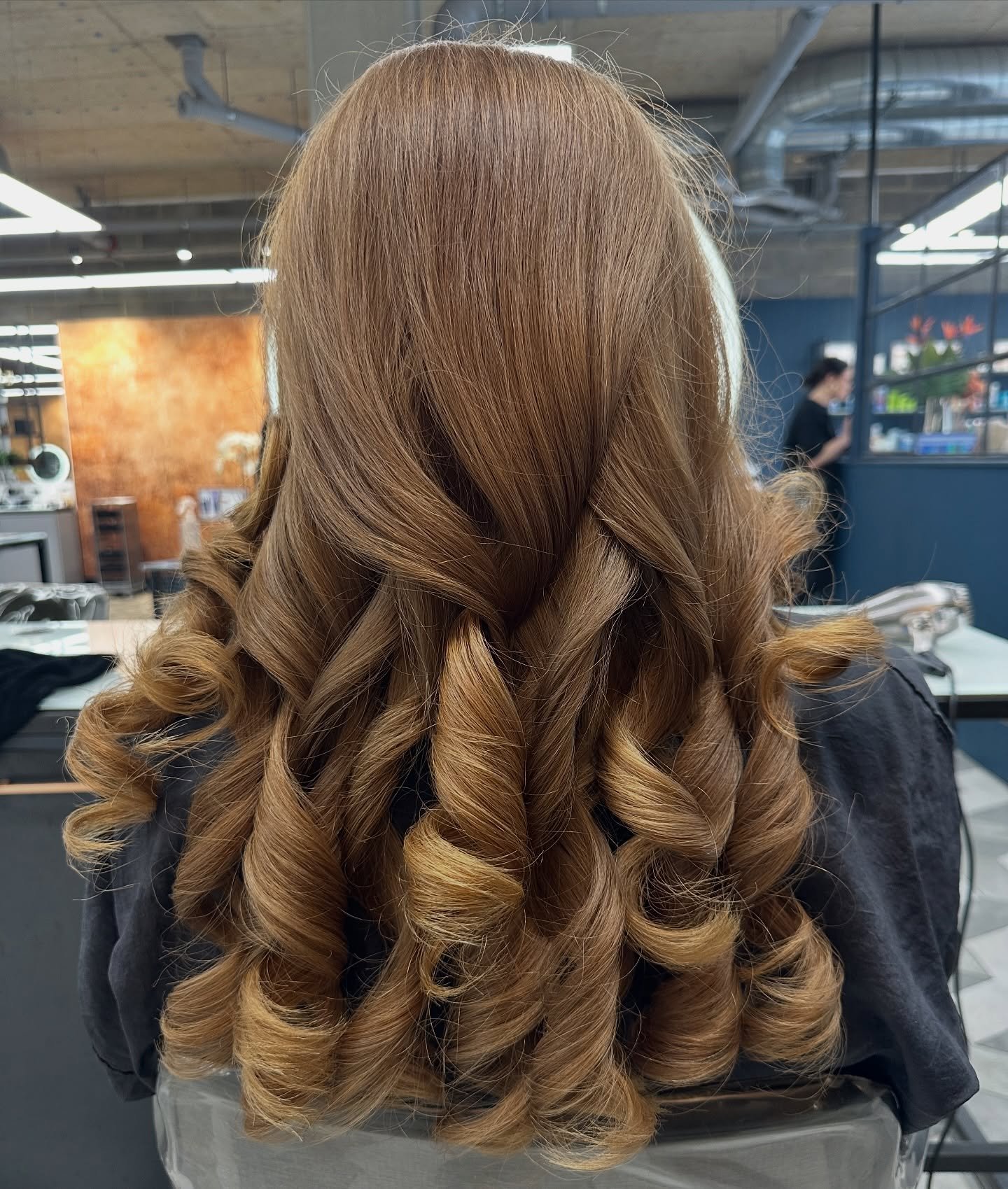 Bouncy blow dries are always in! 💞

Beautiful blow dry by Liana!✨

Get ready for the weekend with us at Haringtons Amersham, call or book online today! We can&rsquo;t wait to see you ✨

#bouncyblowdry #hairstyles #newhair #hairdays