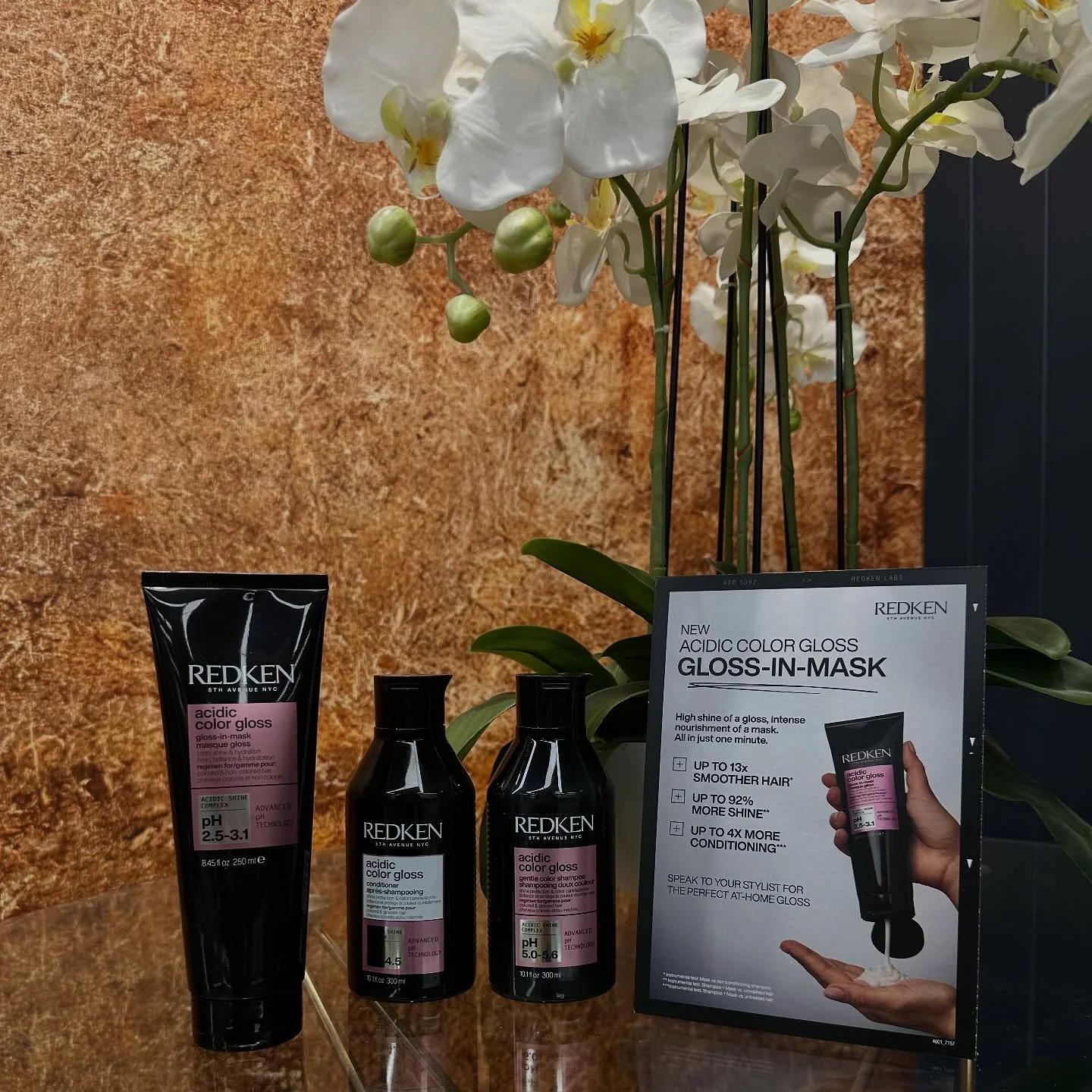 NEW ACIDIC COLOR GLOSS-IN-MASK 🫧🫧🫧

Available in store today! 🤍

Redken acidic colour gloss in the nourishing care of a mask all in as little as one minute!

Powered by advanced pH science, this silicone-free formula works to rebalance hair to it