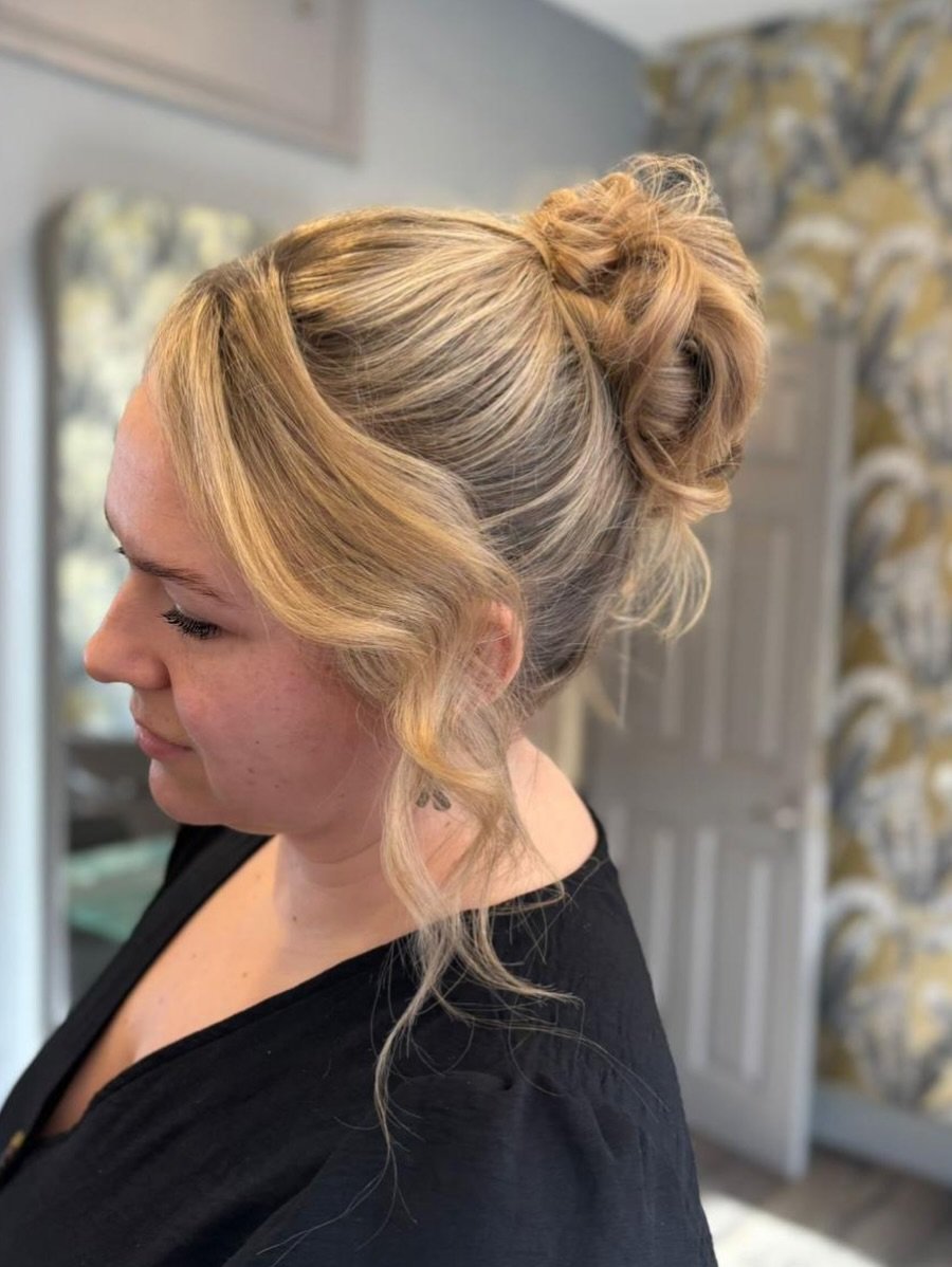 Dearest gentle readers&hellip; 💌✨

Our very own Grace has delivered a look worthy of the ton 👑 

This romantic, soft-swept updo with delicate face-framing curls is giving pure Bridgerton elegance &mdash; just in time for the second part of the new 