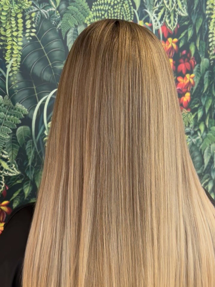 Balayage and face framing🌟 The perfect duo for the ultimate blonde look🌟

Coloured by our Technician Miela. Using @lorealpro lightening balm. Swipe for a before photo. 

#balayage #haringtonsmarlow #hairsalonmarlow #blondehairgoals