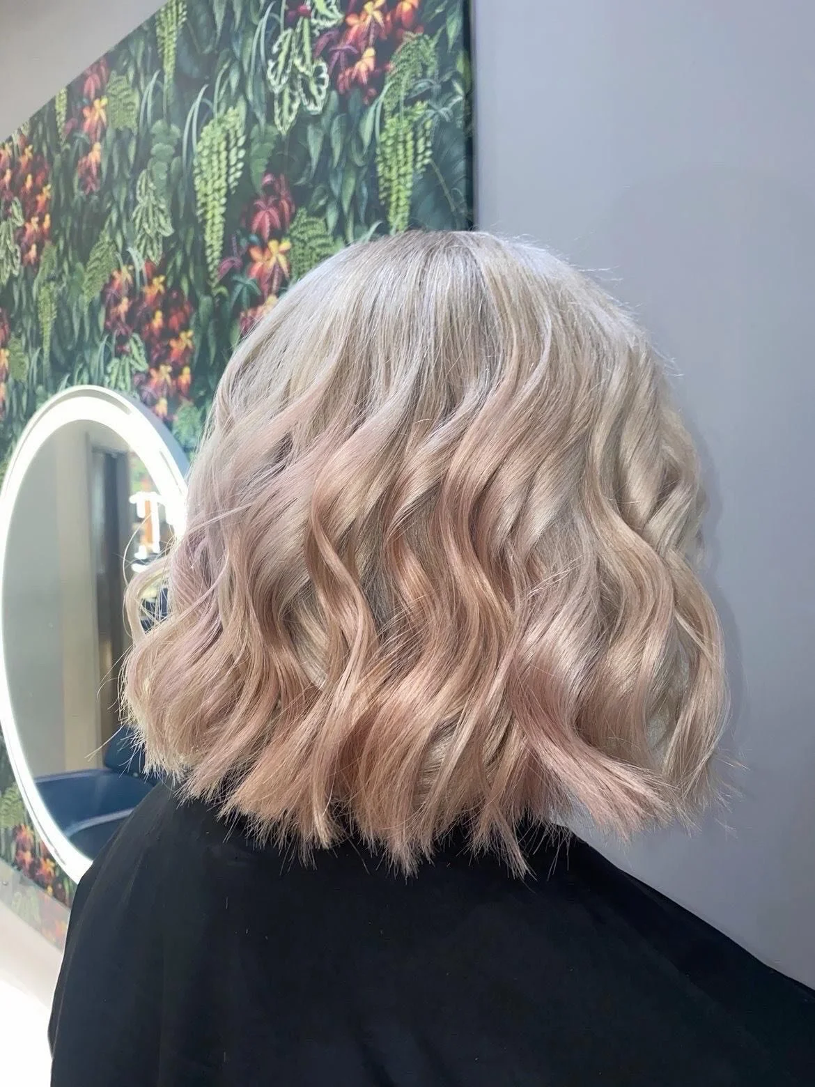 One-length bob and soft curls✨ Model cut by our talented apprentice Jess as part of her training journey✂️

Model cut appointments now available- get yourself booked in. 

#haringtonsmarlow #hairsalonmarlow #modeltrainingdays #onelengthbob #softcurls