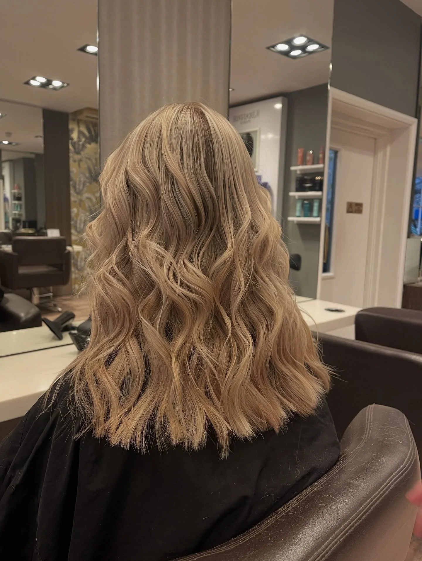 ✨ Blonde dreams brought to life 🧁&mdash; colour by Emily, cut by Sam

#blonde #blondehair #colour #hair #salons