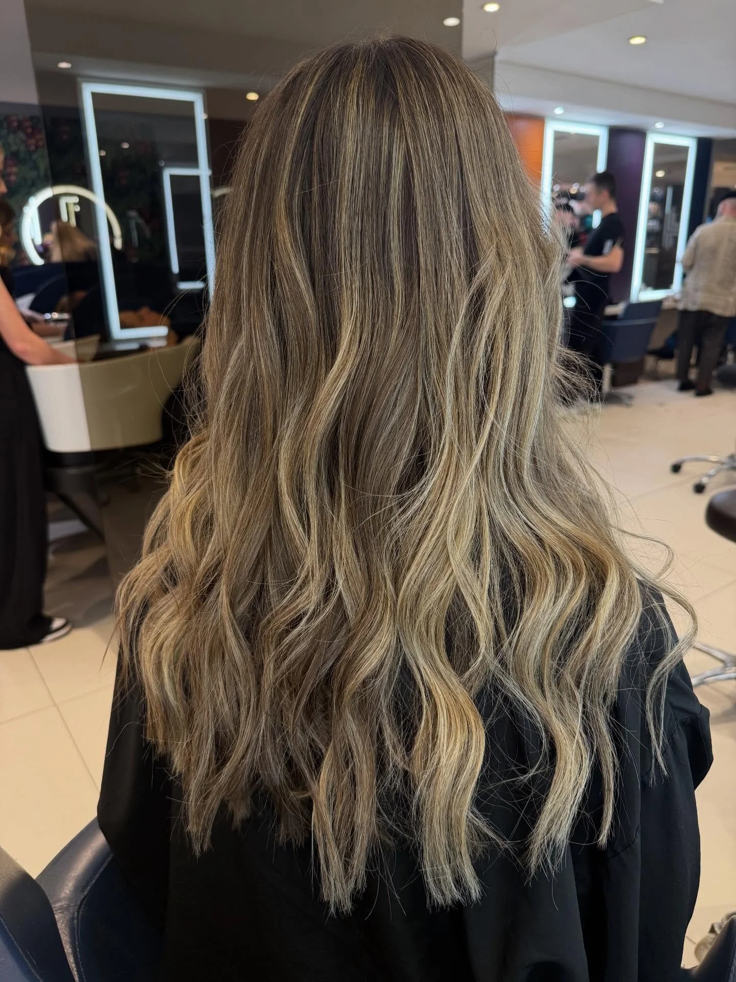 ⭐️ Blonder, Brighter, Better ⭐️ Inspired by Tate McRae

Balayage by our Creative Technician Becca. Using @lorealpro 9 levels lift and then toned with 10.18 and 10.13 dia light💛 

#haringtonsmarlow #marlowhairsalon #balayage #haringtonshair