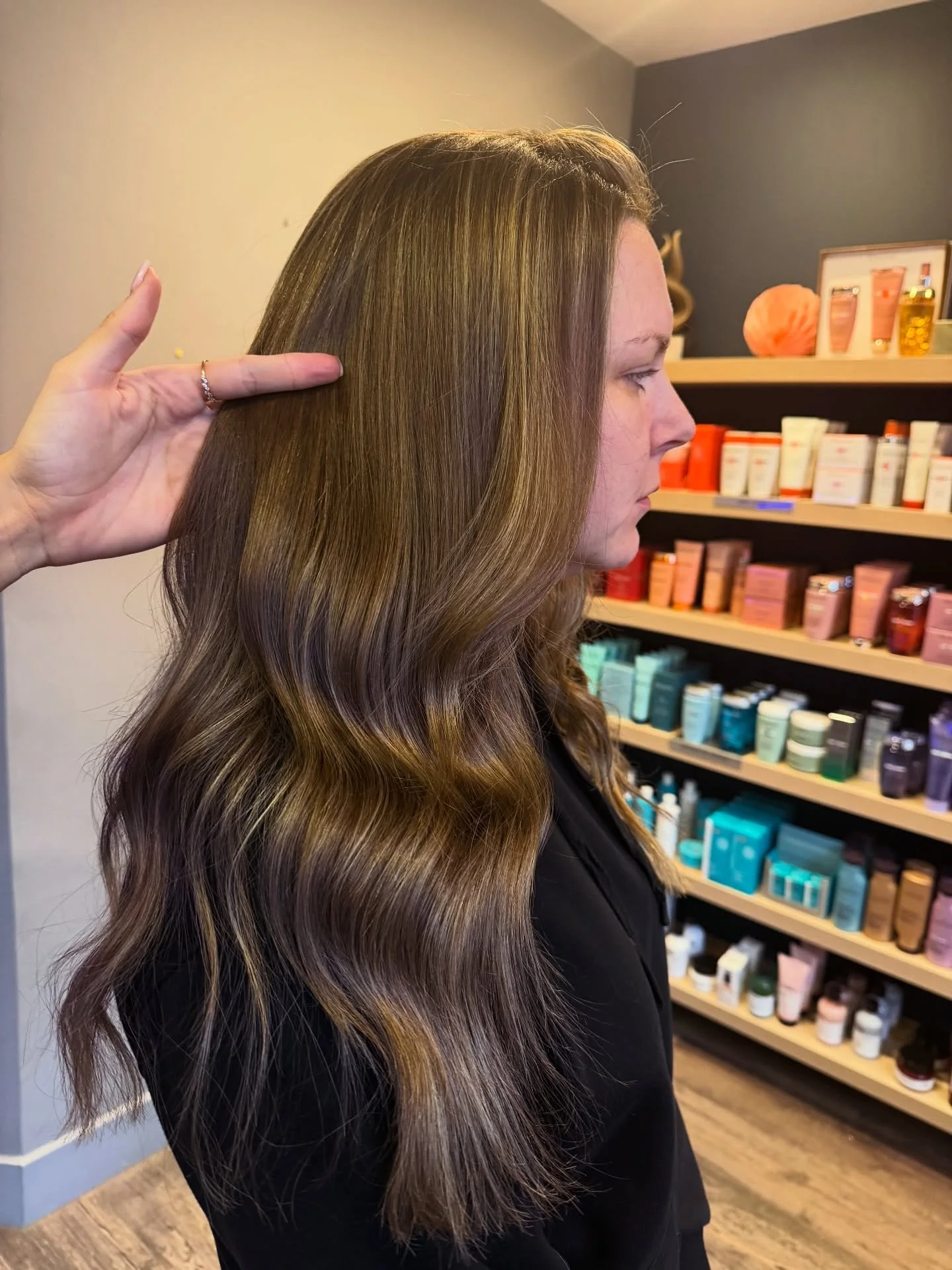 Soft dimension, seamless shine, and the perfect fresh cut 🤎

Our Style Director Lilli created this beautiful, natural look using our Semi &amp; Flecks service to add soft ribbons of colour and movement through the hair, finished with a precision cut