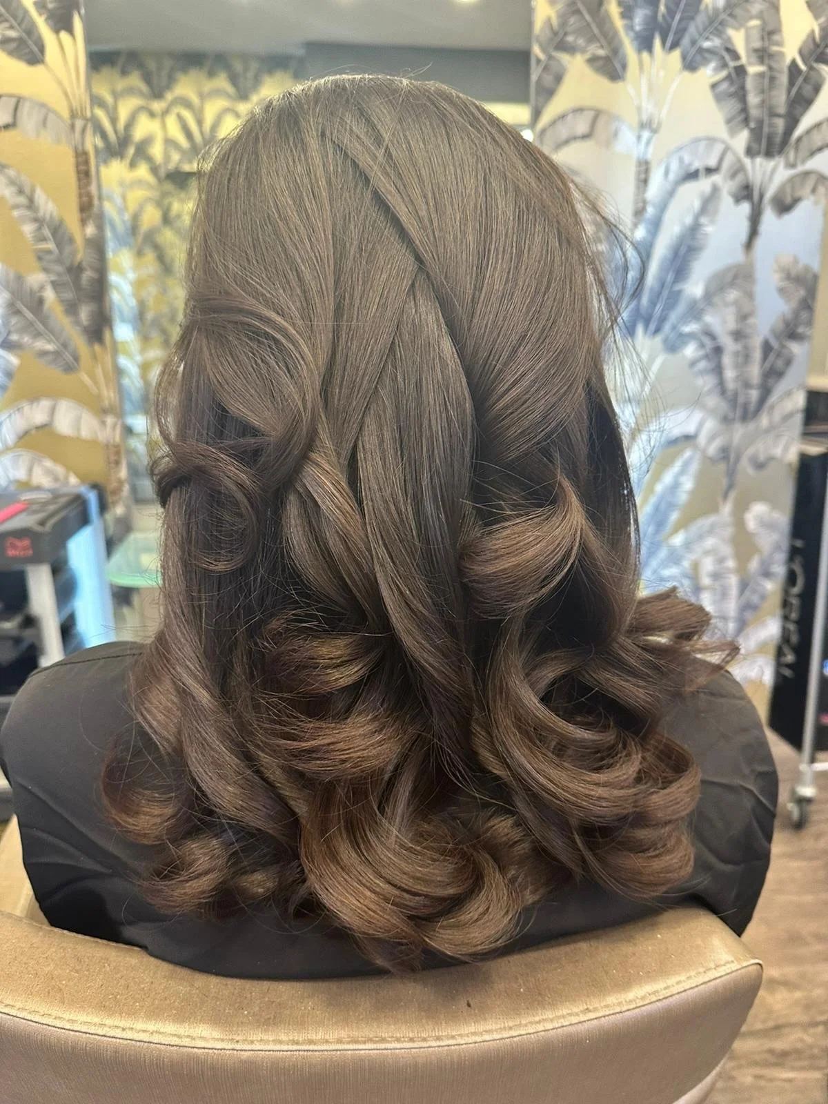 Nothing says Happy Mother&rsquo;s Day like a beautiful blow dry 💐✨

Treat someone special (or yourself!) to salon-perfect hair 🥰

🎁 Gift vouchers available in salon.

Limited appointments available &ndash; book now.

#MothersDay #haringtonswendove