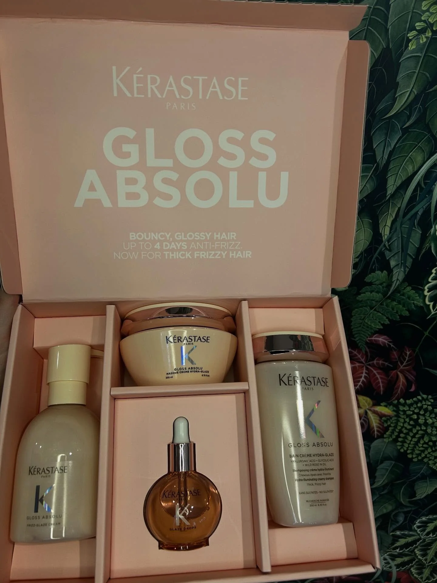 🌸🌺Gloss Absolu Appreciation Post🌸🌺

As a salon we love the Gloss Absolu range, it&rsquo;s great for hair which is prone to frizz. 

The Gloss range includes: 
🌸 Shampoo
🌸 Conditioner
🌸 Glaze milk spray 
🌸 Glaze drops 

The Gloss creme range i