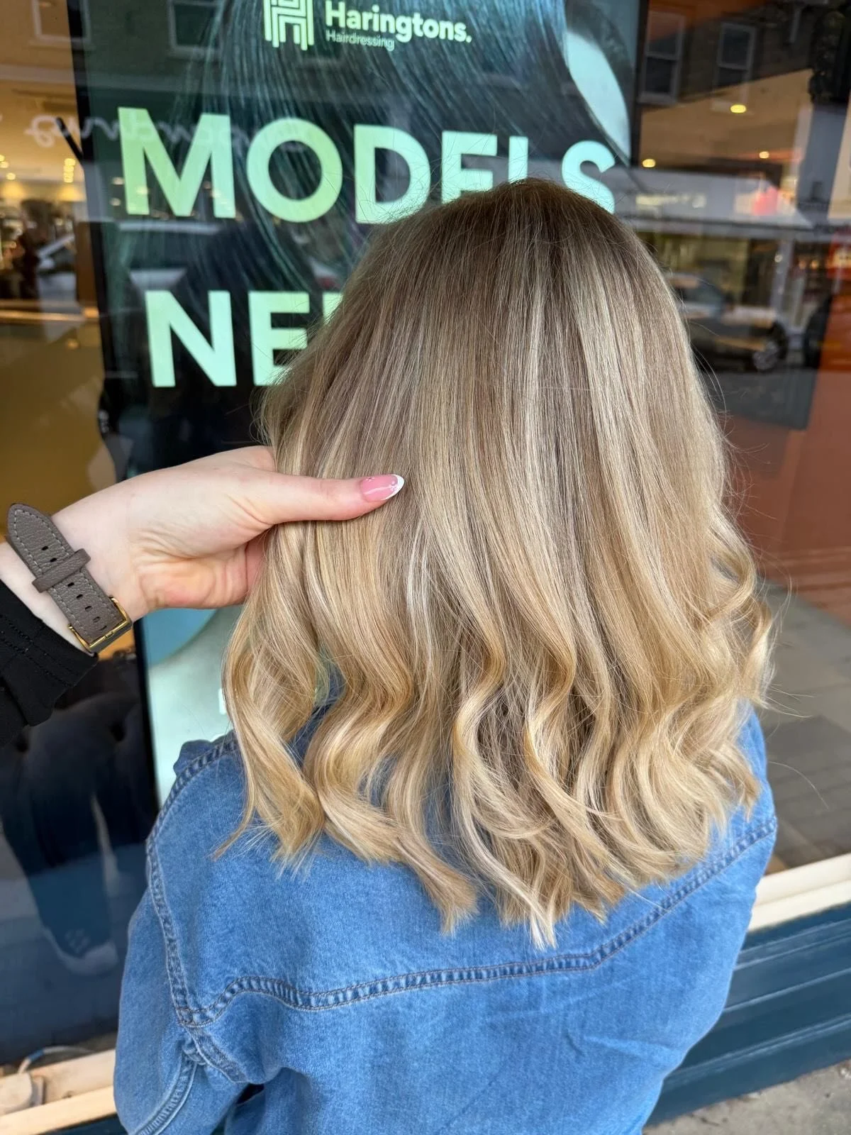 Bright and blended from root to end! 💇🏼&zwj;♀️💛
A full head of highlights finished with a root tap by our creative technician Becca. The look was completed with a beautiful cut and blowdry by our art director Robert

#haringtonsmarlow #hairsalonma