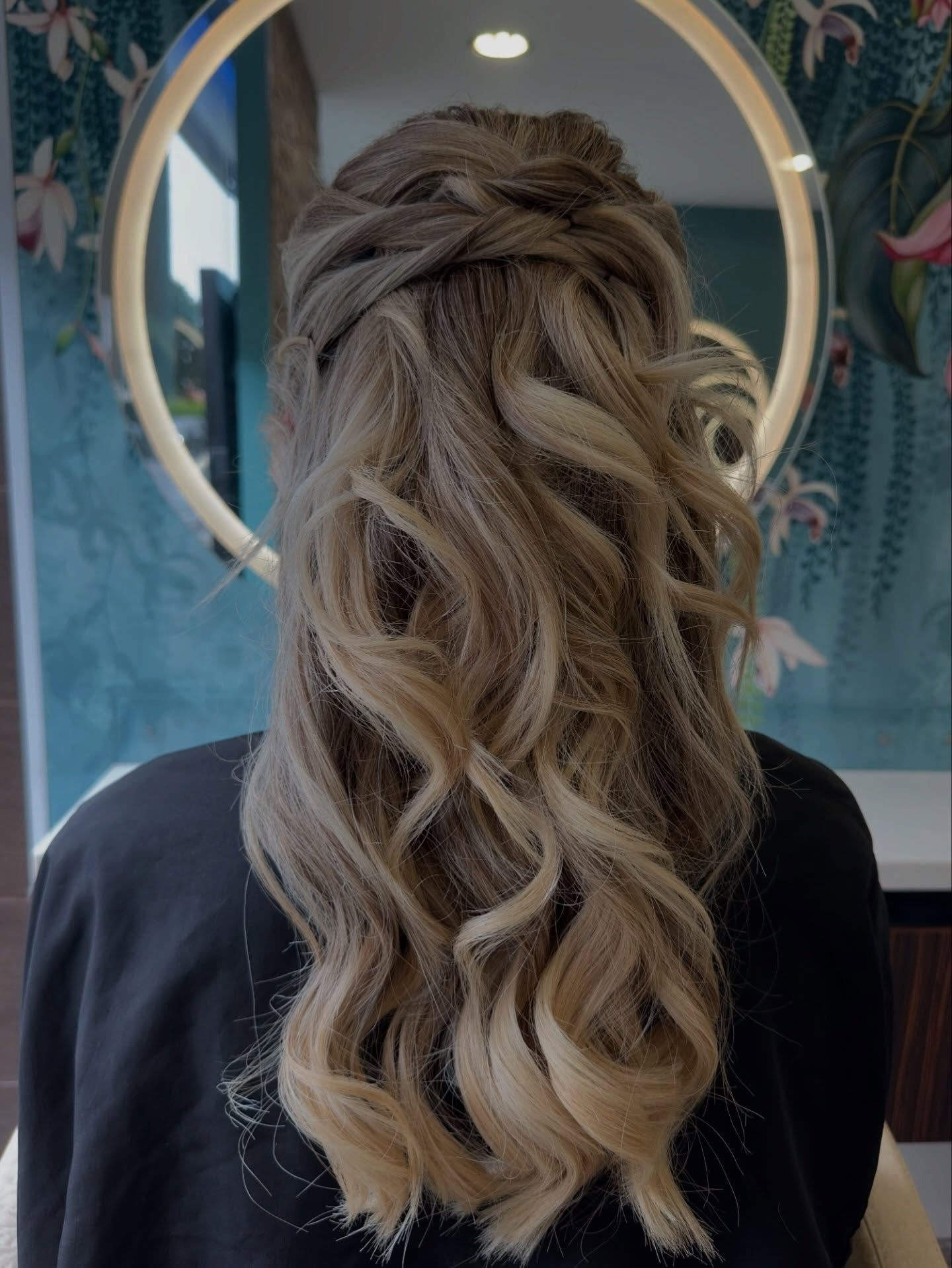 Your dream hair starts here ✨ 
Glam that lasts all day (and night!) 

Styled by: Claire 
@haringtonshair #bridalhair #beaconsfield #hollywoodwaves #bride #hairup