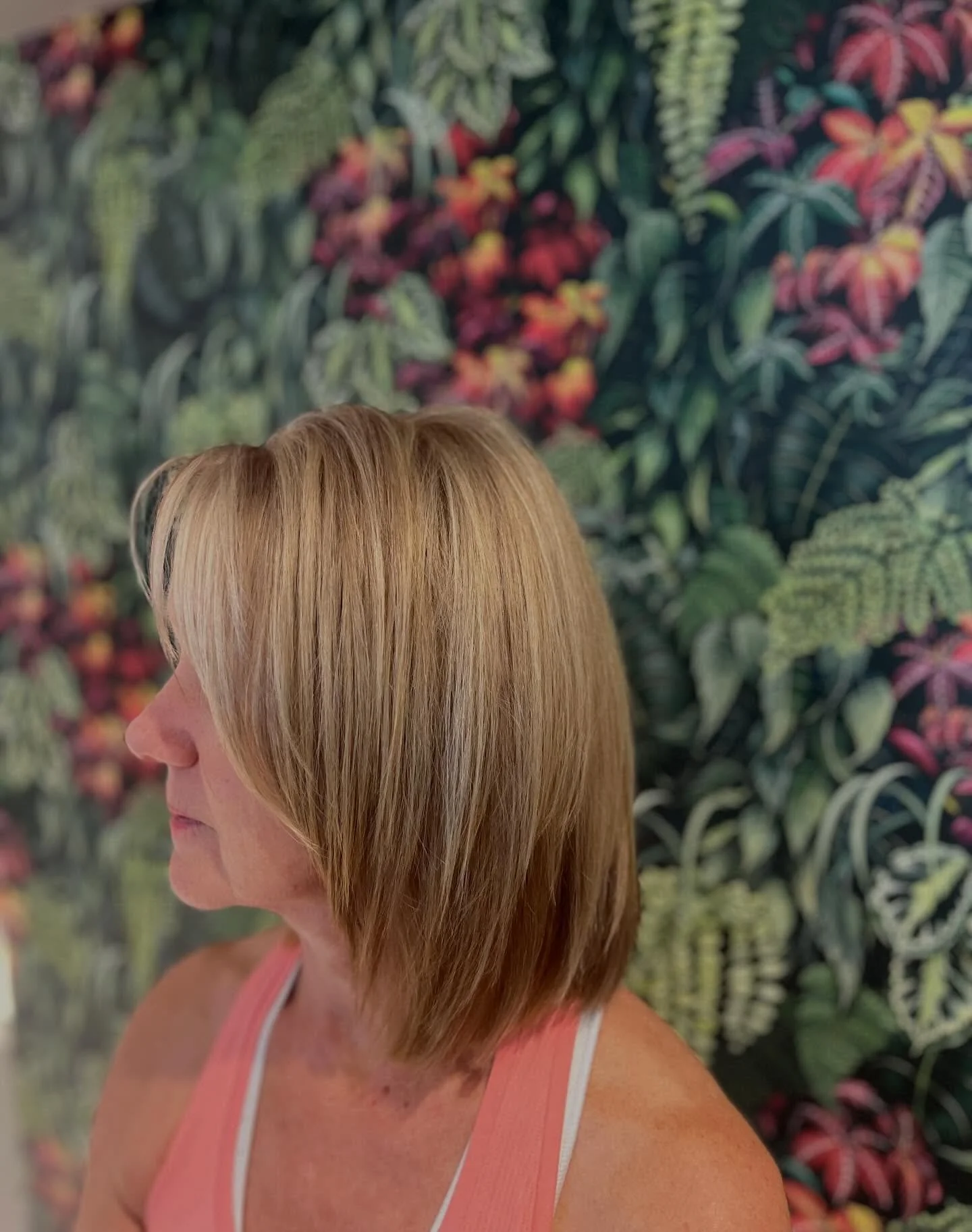 ☀️New Hair!☀️
Mel used highlights and lowlights to achieve this beautiful blended blonde. Finished with a big chop by Michael! 
Swipe for the before and after ✂️👏🏼

#haringtonsmarlow #hairsalonmarlow #marlowhairsalon #highlights #haircut
