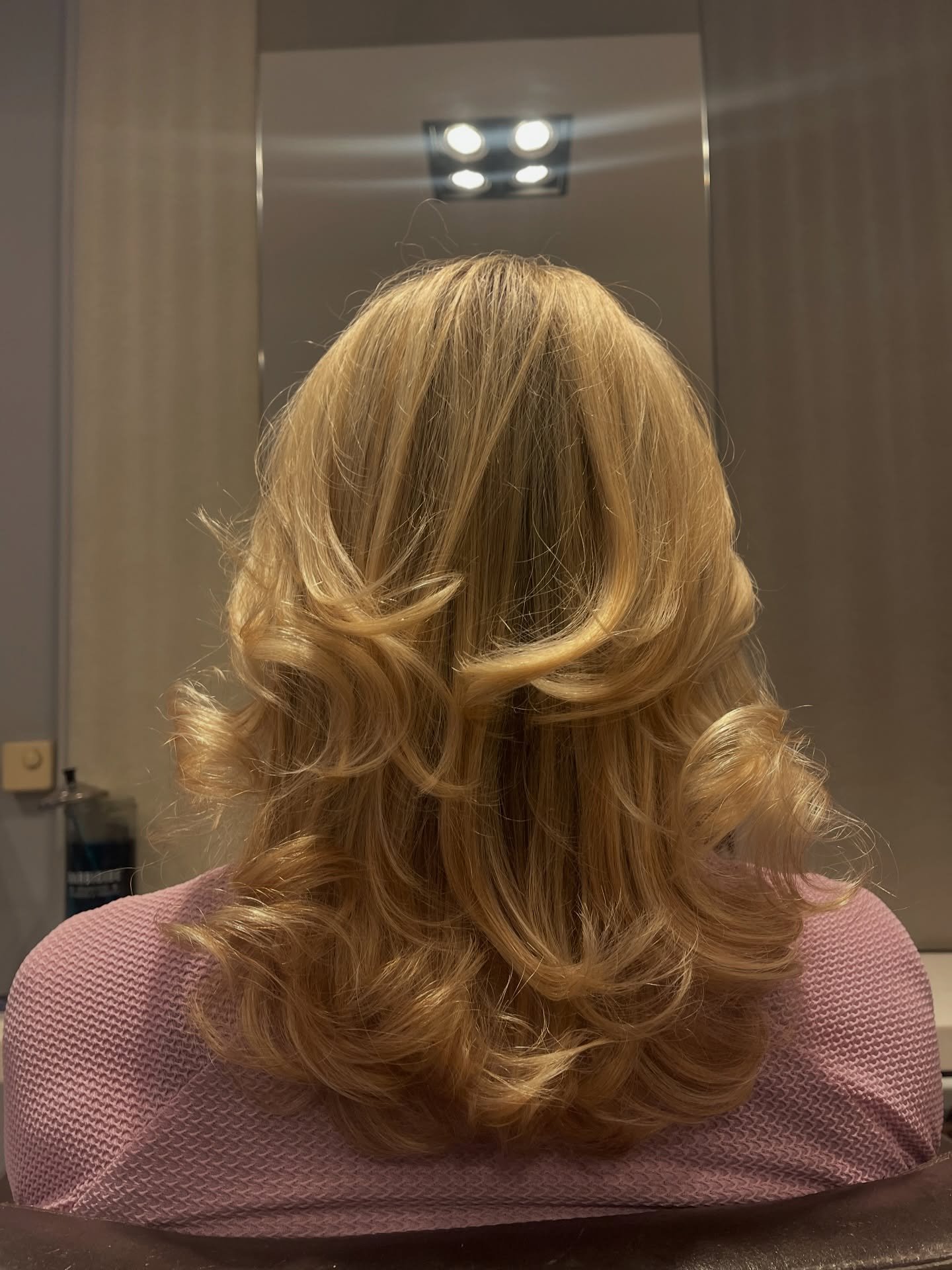 Soft layers, bouncy volume, and a golden glow that hits just right ✨

Hair by Sam 💇&zwj;♀️💛 #hair #blowoutgoals #layeredhair #haircut #styling