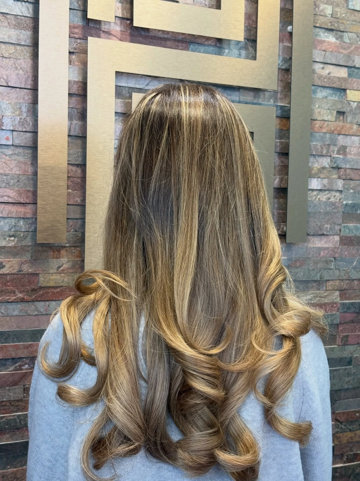 Soft movement, and healthy ends &mdash; by Jasmine 💜✨

#FreshCut #HealthyHair #Longhair #SalonStyle #hairrefreshed