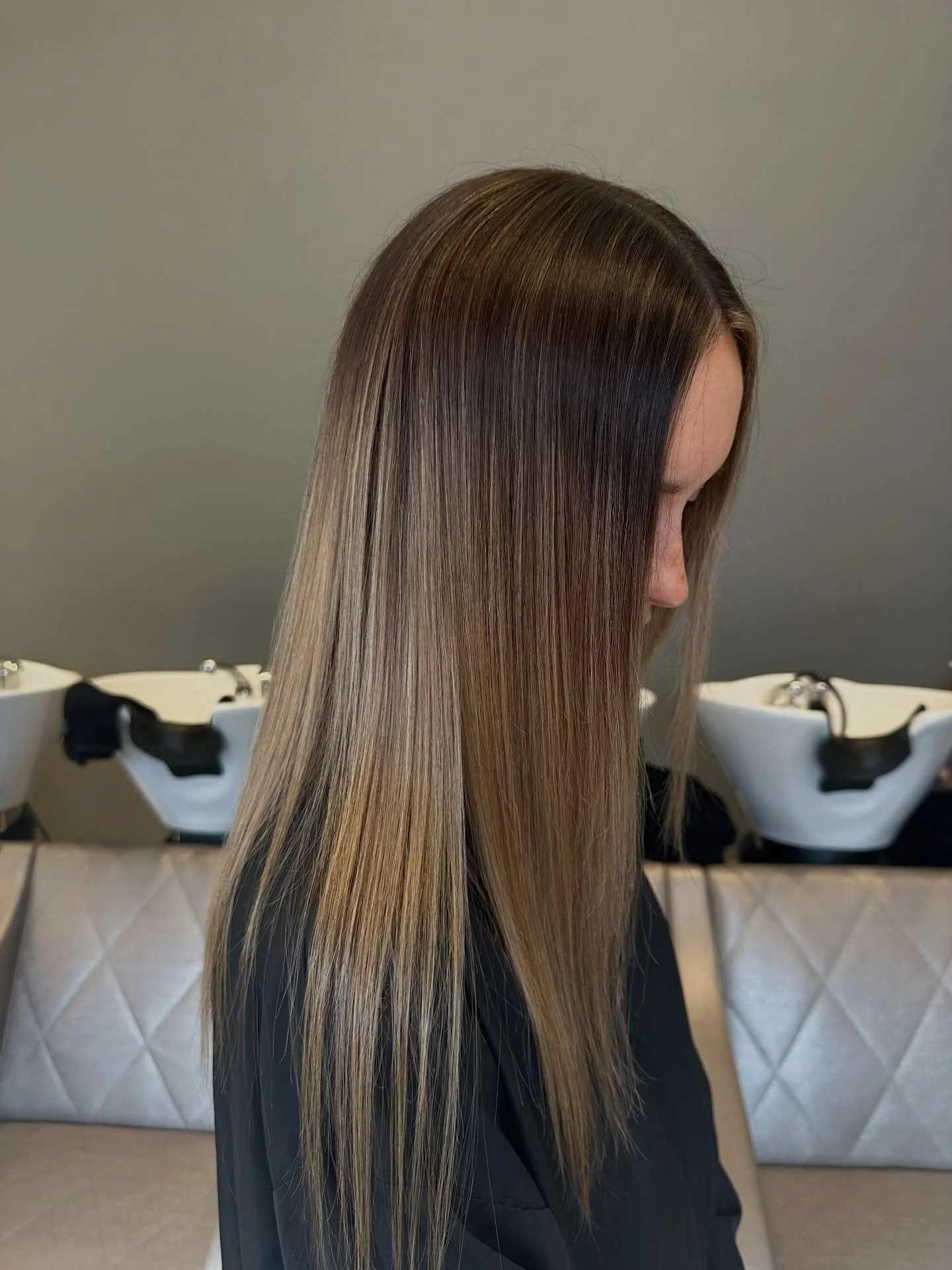 Balayage refresh🌷💛✨

Colour done by Liana @lianaslocks 📸

Book in a free colour consultation with one of the team, new colour clients get a complimentary shampoo to help your new look last💋

Book your appointment now online or call us today! ✨🍒