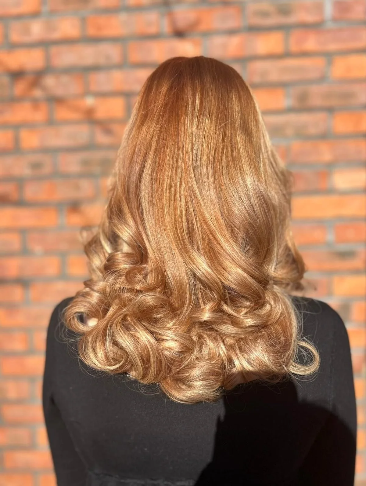 A beautiful balayage and root tint finished with a lovely blowdry by our talented apprentice Maizie - swipe for the before! ❤️&zwj;🔥

#haringtonshair #hairsalonmarlow #marlowhairsalon #balayage #copperhair