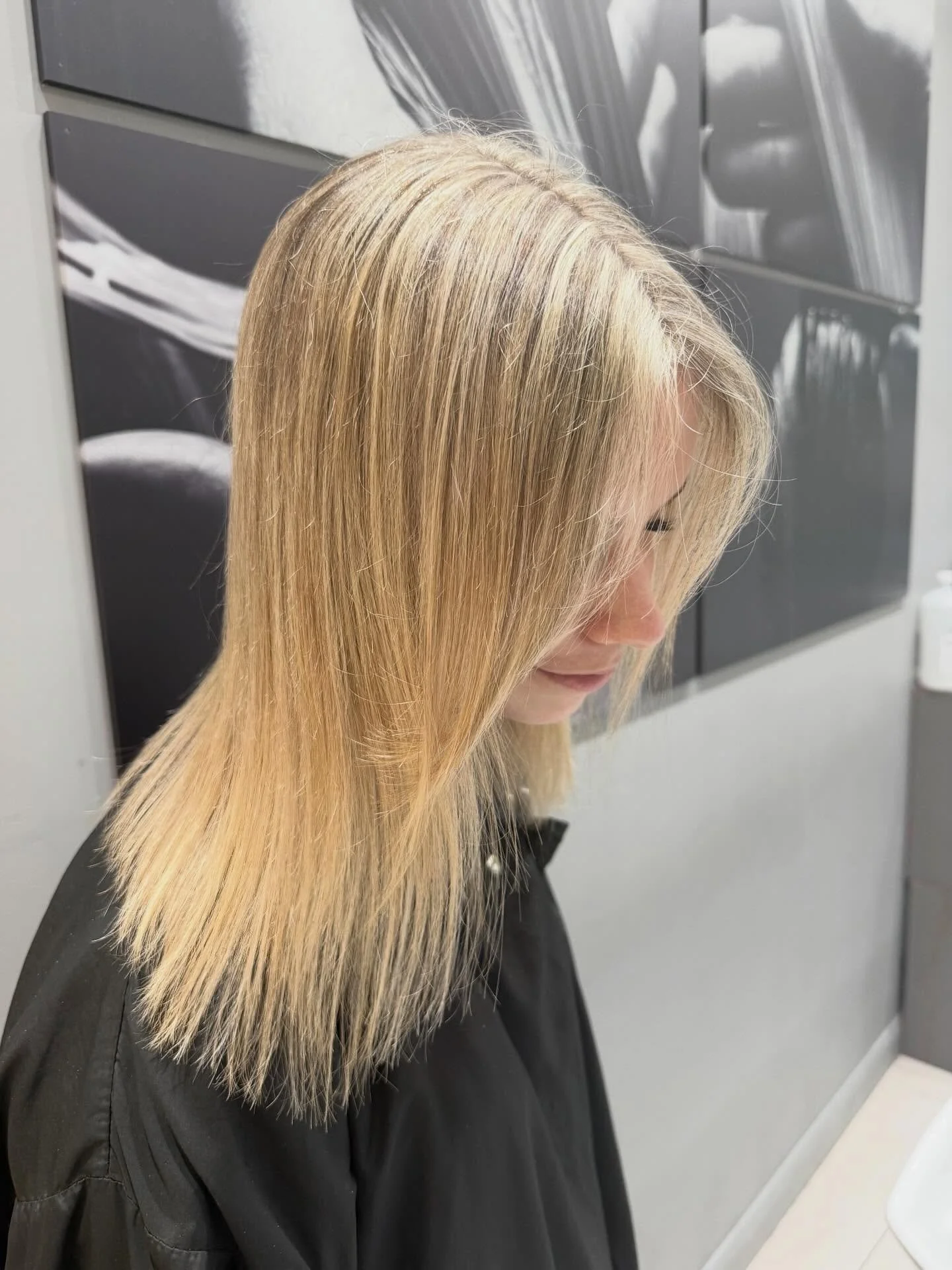 🩵 Transformation Thursday, goodbye dark roots! 🩵

Swipe for the before! 

#haringtonshair #hairsalonmarlow #marlowhairsalon