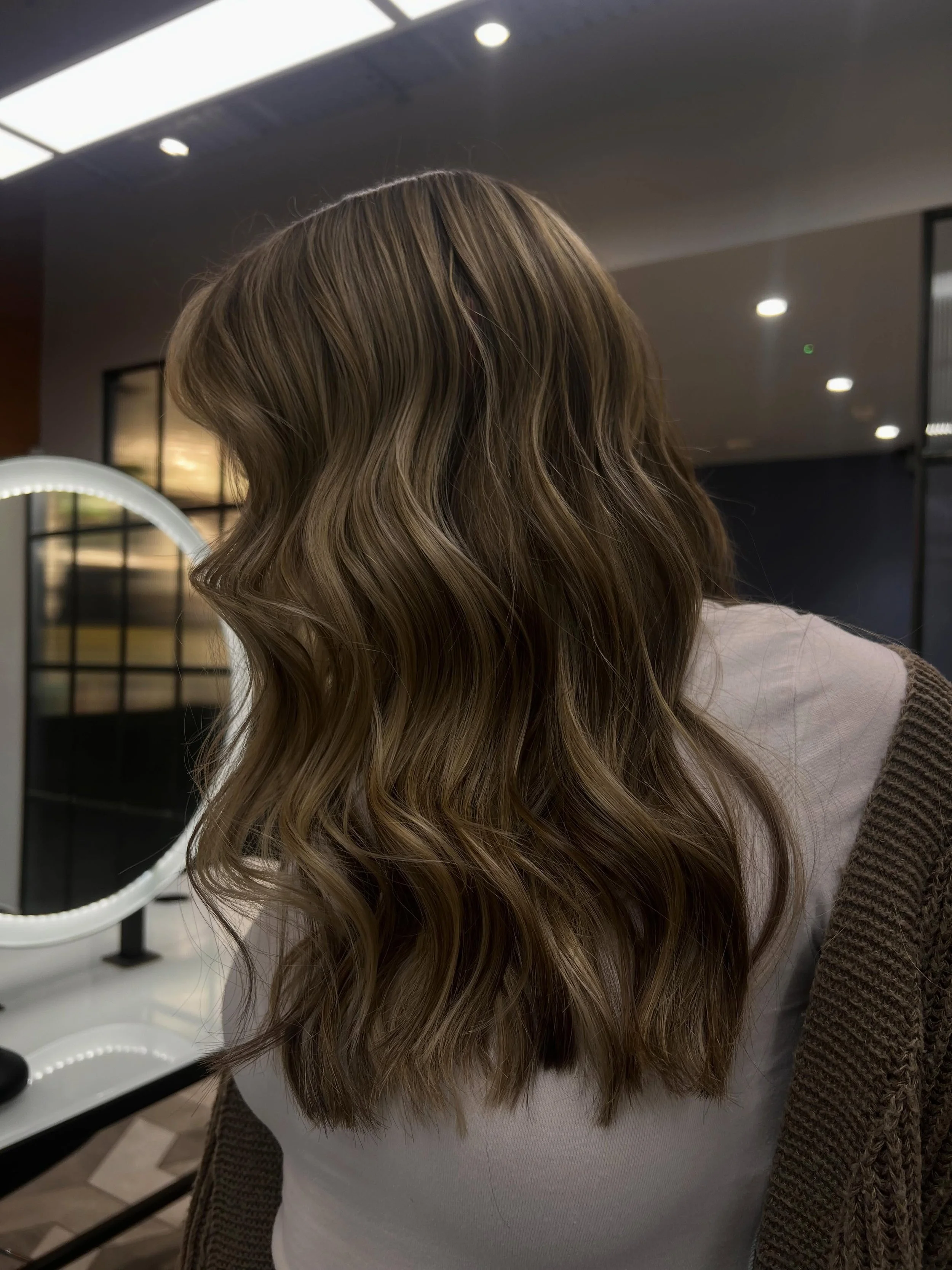 Waves, dimensional and glossy ✨🤎

Look at this transformation created by Adam!! 

Swipe for before&hellip;

#hair #behindthechair #salon #waves #haringtonshair