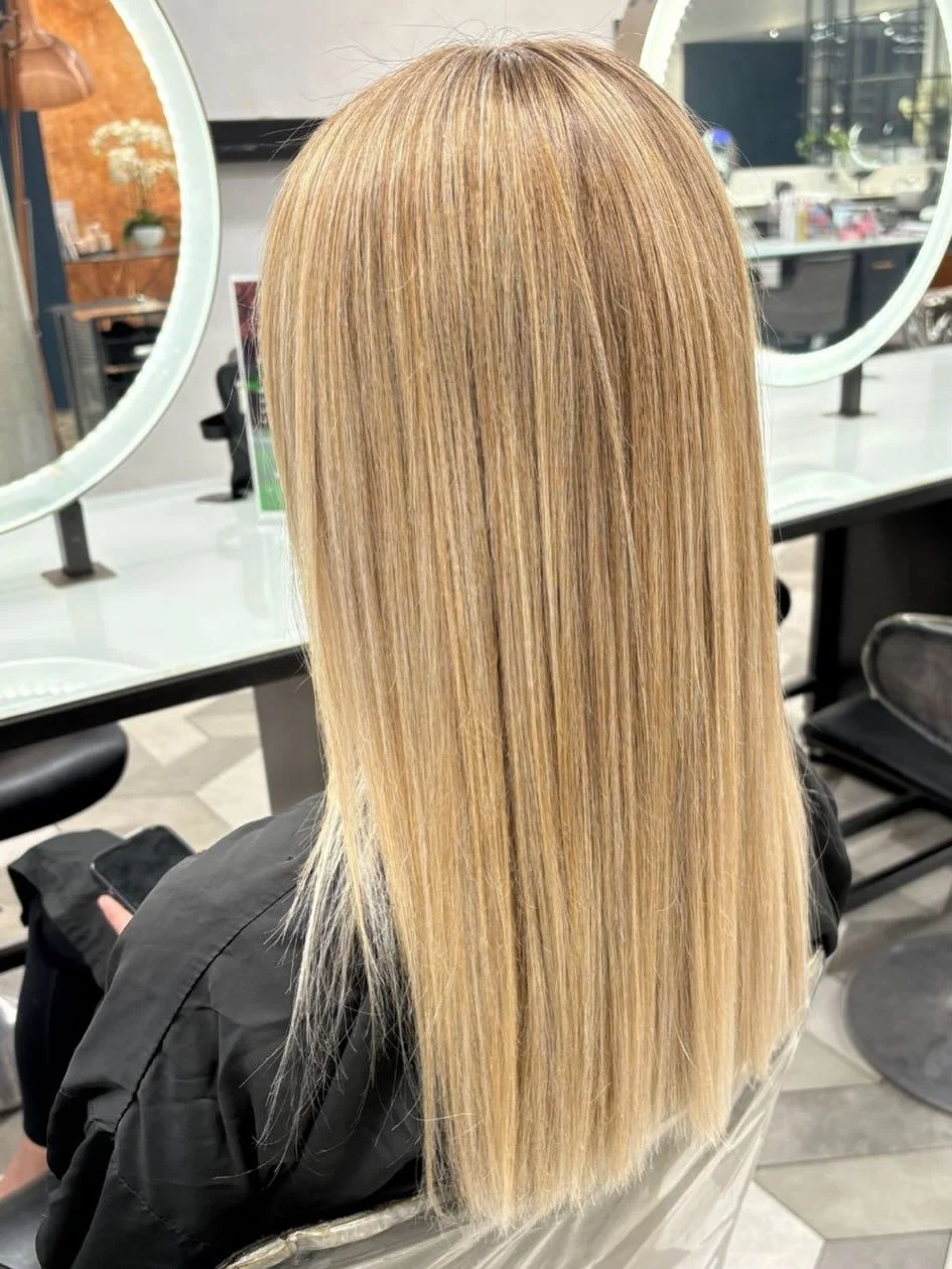 It&rsquo;s blonde refresh season✨🤍

Shani used her magic to create this blended bright blonde and it came out perfect!! 🤩 

#brightblonde #behindthechair #stylist #haringtonshair #lor&eacute;al