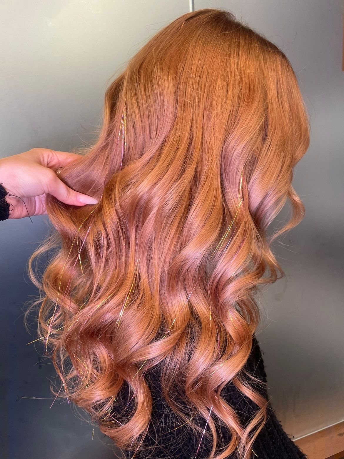 Serving sunshine hair energy ☀️✨

This peachy copper transformation paired with subtle sparkle strands is EVERYTHING 🍑

Who else is ready for glowing summer hair?

#peachhair #summervibes☀️ #salonresults #sparkle #lor&eacute;al