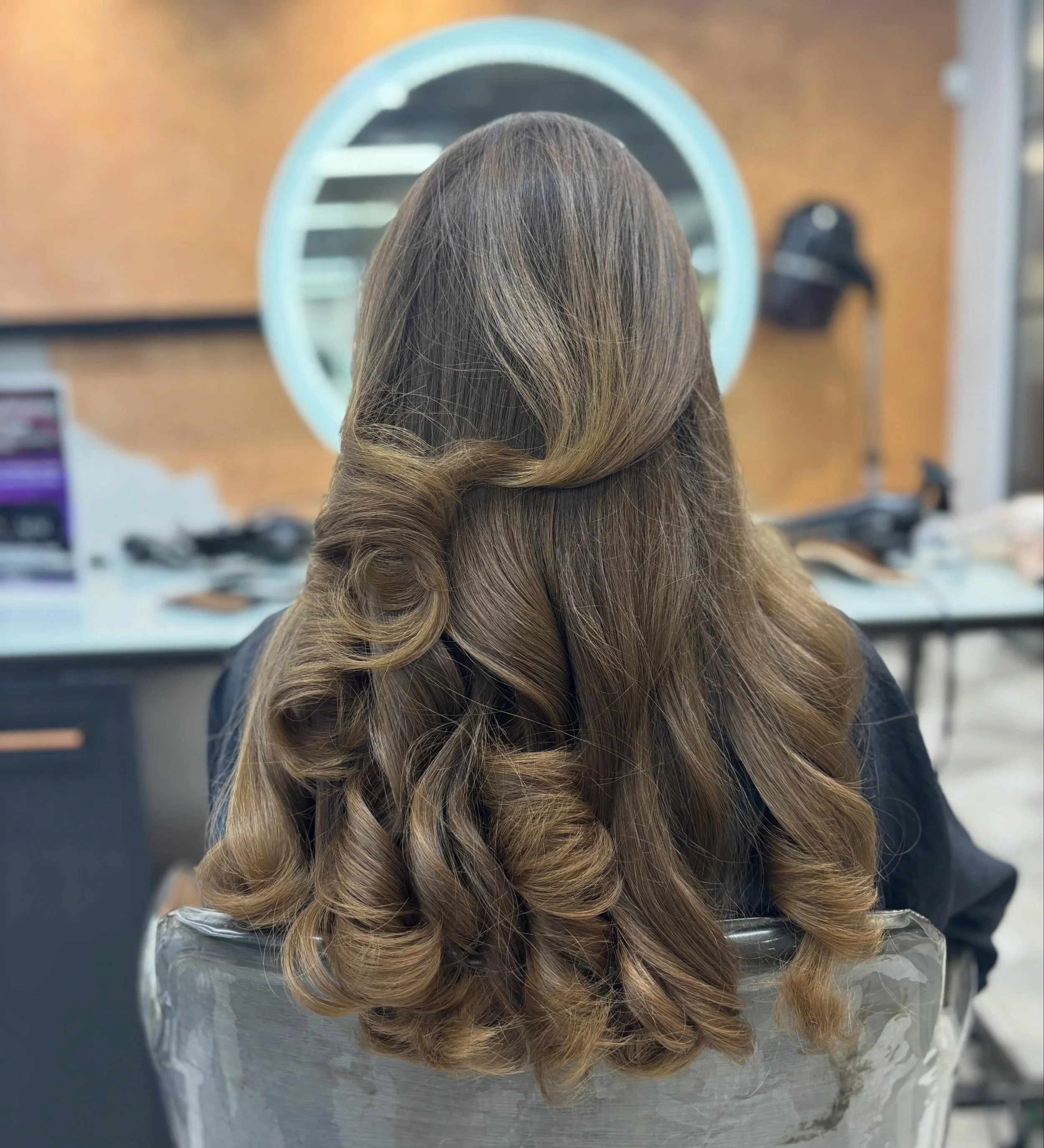 A bouncy blow dry for the prettiest finish ✨

This is one of our team&rsquo;s favourite services 🌟

#bouncyblowdry #haringtonshair #behindthechair #salon #haircut