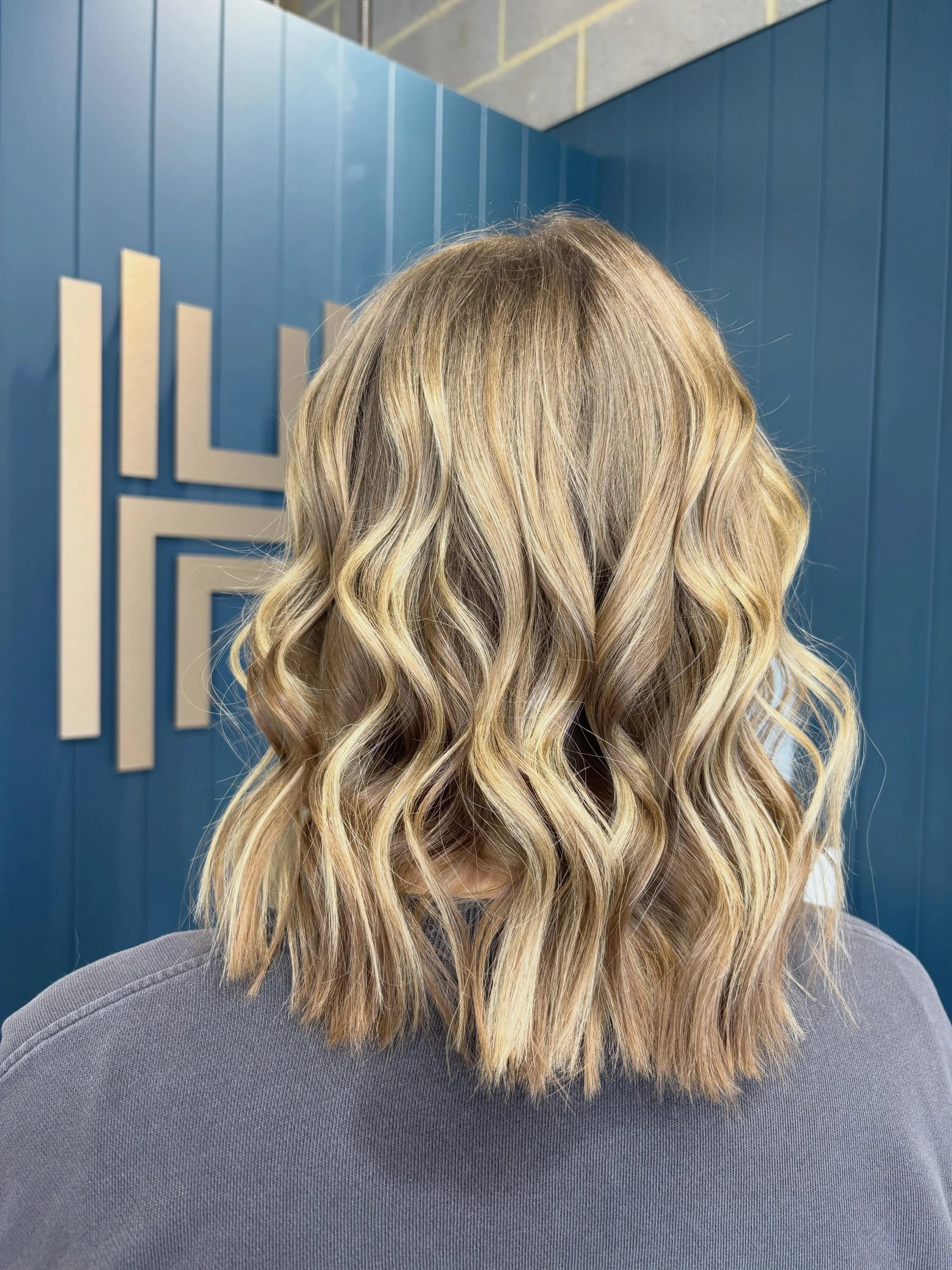A colour that grows out seamlessly ✨🤍

Look at this beautiful colour created by our trainee Lucy 💛 

#haringtonshair #behindthechair #training #lor&eacute;al #summerhair