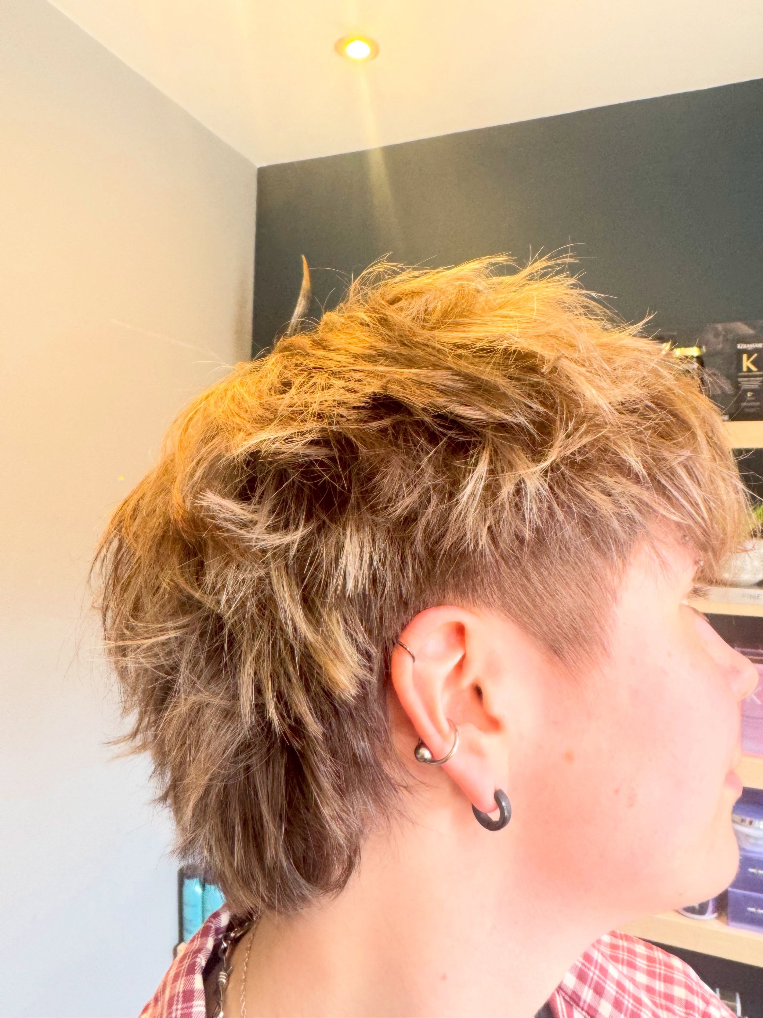 Effortless &amp; textured - read more below ⬇️ 

Cut &amp; finish by Lilli ✂️
Colour by Technician Tori 🎨

Tori created a soft, natural-looking result using a semi-permanent colour, followed by carefully placed lightener to add dimension and sun-kis