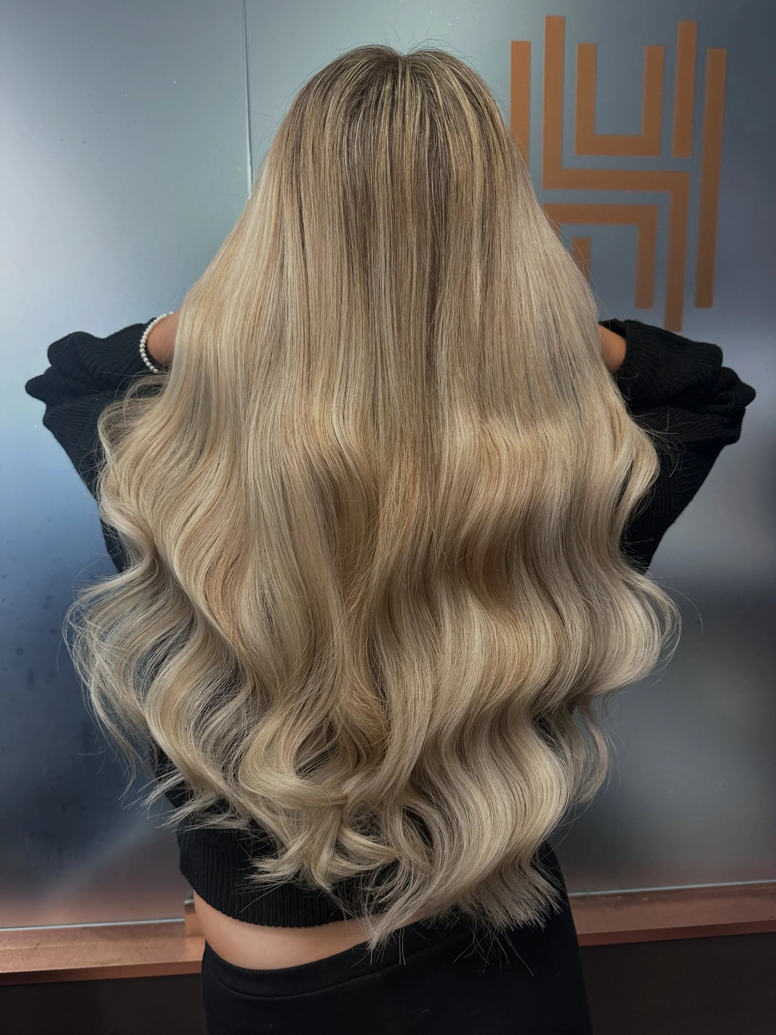 ✨ BIG HAIR TRANSFORMATION ✨

A whole head of highlights, extensions &amp; the dreamiest bouncy blow-dry 🤍✨

The perfect team effort:
🎨 Colour by Lauren
✨ Extensions by Paige
💫 Finished with a bouncy blow-dry

Big hair, big transformation, big love