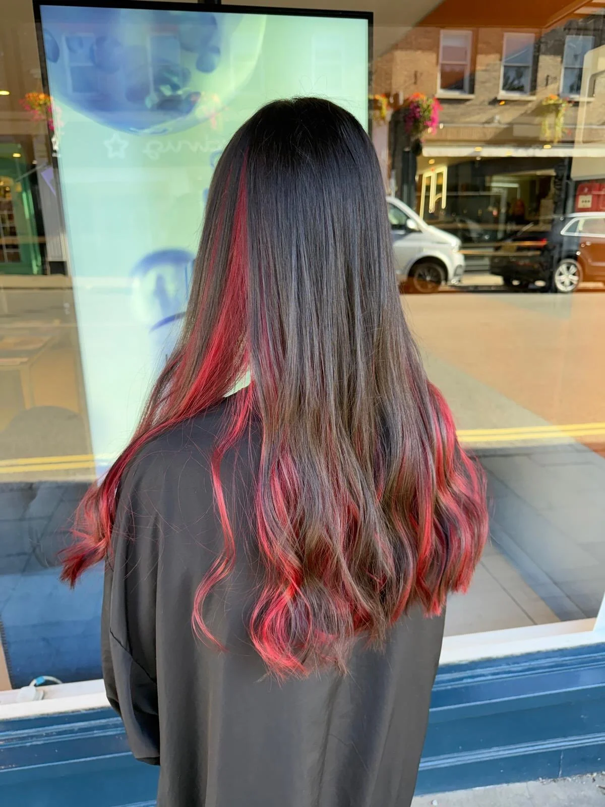 A pop of red ❤️ 

Amazing colour work by our Senior Technician Miela and styled by Lily 🌶️🍓

#haringtonshair #hairsalonmarlow #marlowhairsalon