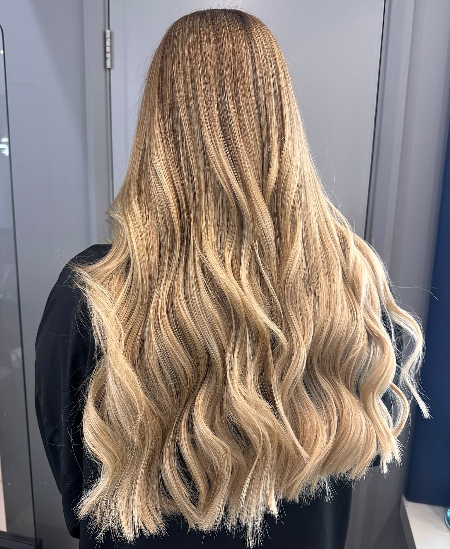 A lovely freshen up for Miela and Phoebe&rsquo;s client! Full head balayage and a cut and finish 💞

Miela and Phoebe are in the salon every day apart from Tuesday 💕 

#balayage #haringtonshair #hairsalonmarlow #marlowhairsalon