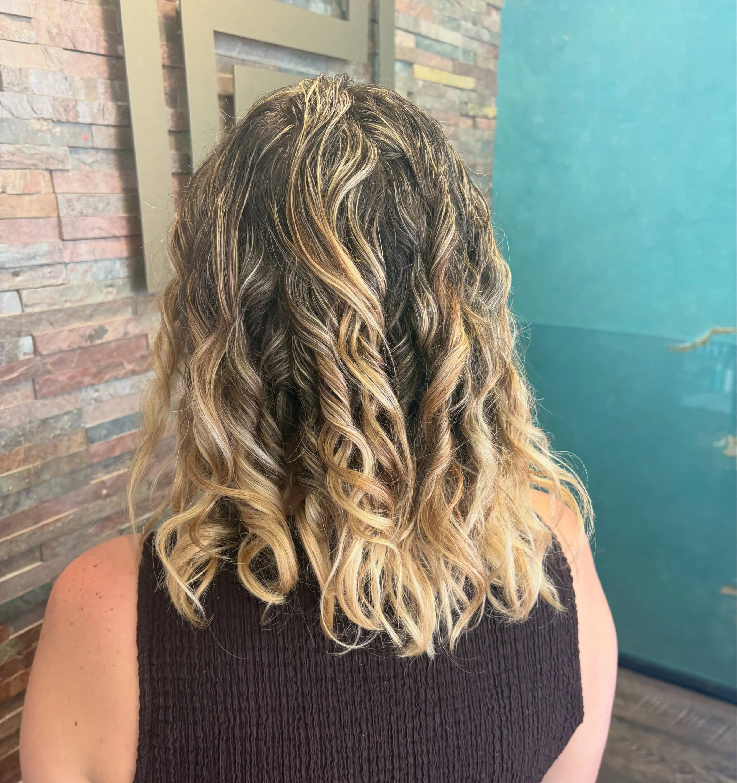 L&rsquo;Or&eacute;al Professionnel&rsquo;s Keratin Alpha Sleek range is giving curls that extra something! 🫶🏼 
Ask us about the range at your next appointment 🤍
@lorealpro @lorealpro_education_uki #alphasleek #lorealalphasleek #haircare #curlyhair