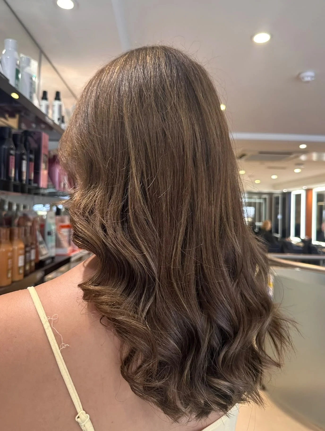 Miela&rsquo;s client wanted to go darker for autumn while still keeping a few balayage pieces for dimension. Robert then finished off the look with a cut and blowdry 😍 

#balayage #autumnhair #hairsalonmarlow #marlowhairsalon #haringtonshair