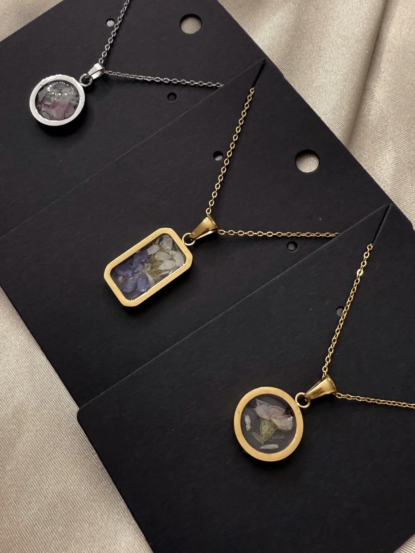 Necklaces with your wedding (or other special) flowers 🥰🫶

Which would you choose?