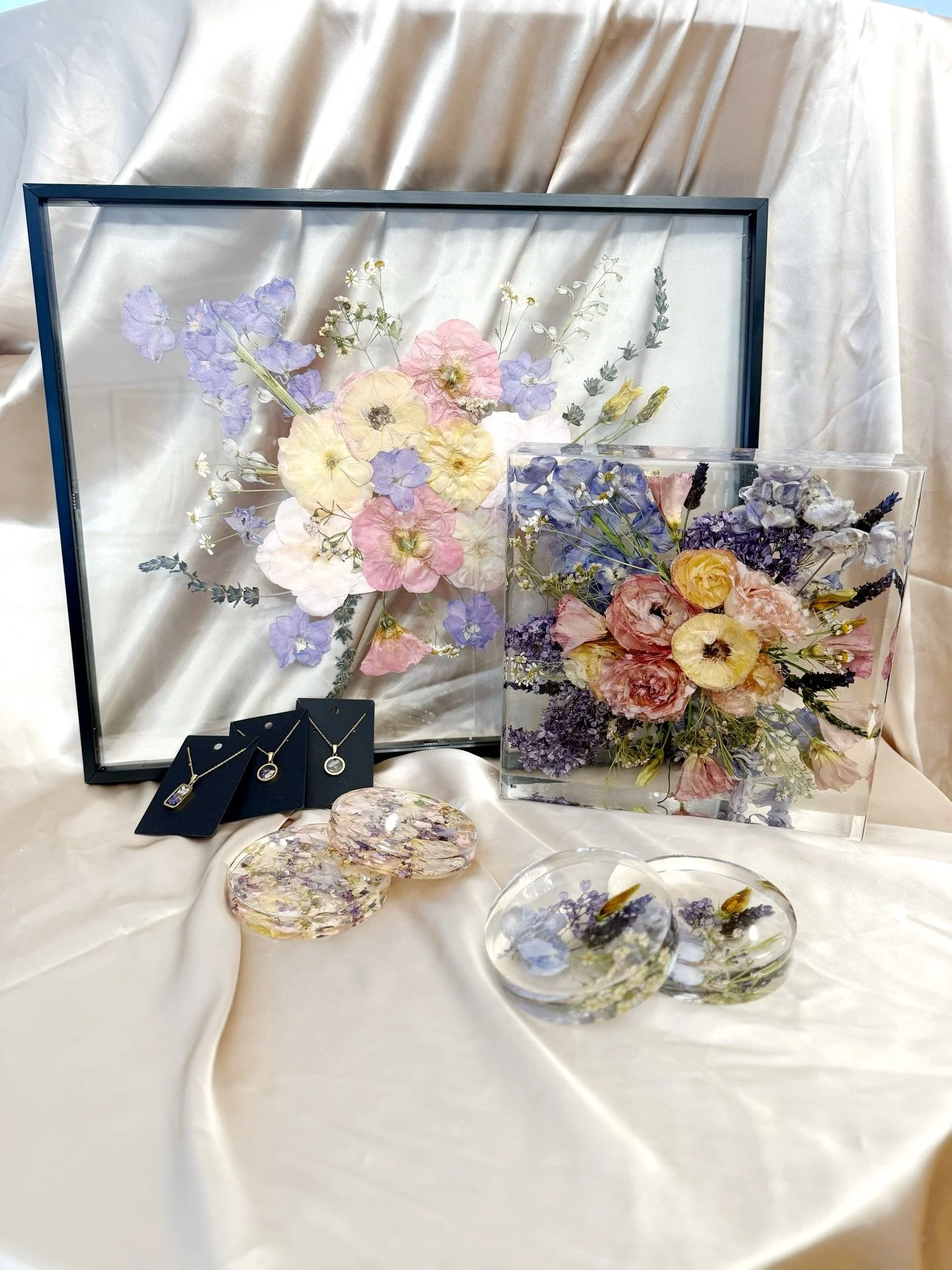 Kylie&rsquo;s colorful wedding flower preservation 🤍 

16x20 frame
10x10 square block
4 coasters
3 necklaces

Flowers by @stylesociety.bloom