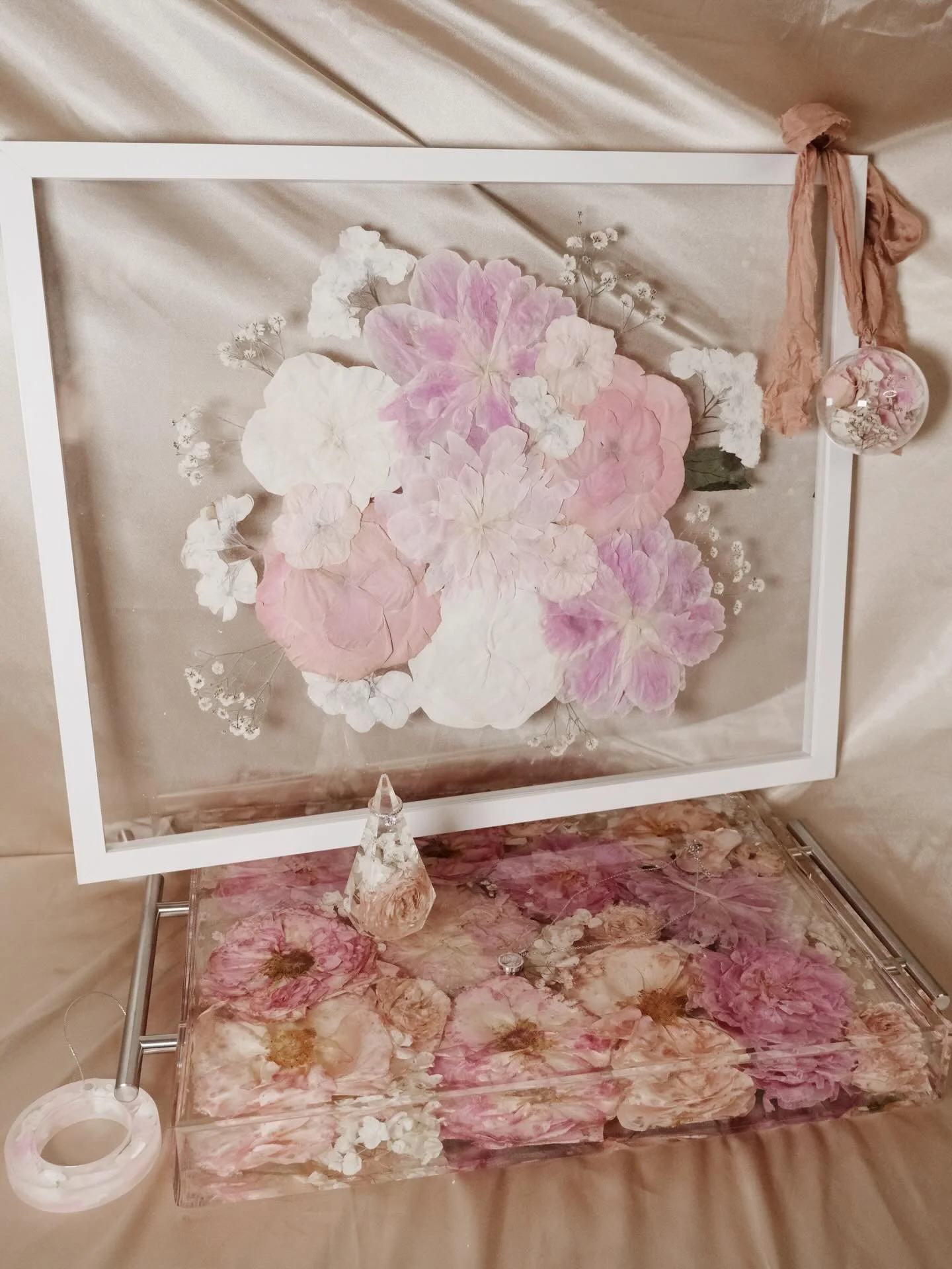 Soft florals. Thoughtful design.
Megan&rsquo;s preserved wedding flowers 🤍

Flowers by @juniperrosefloralmn 
Photos by @kellymargaritaart 

12x16 tray with silver handles
16x20 white pressed frame
Vertical ring holder
Wreath ornament
bubble ornament