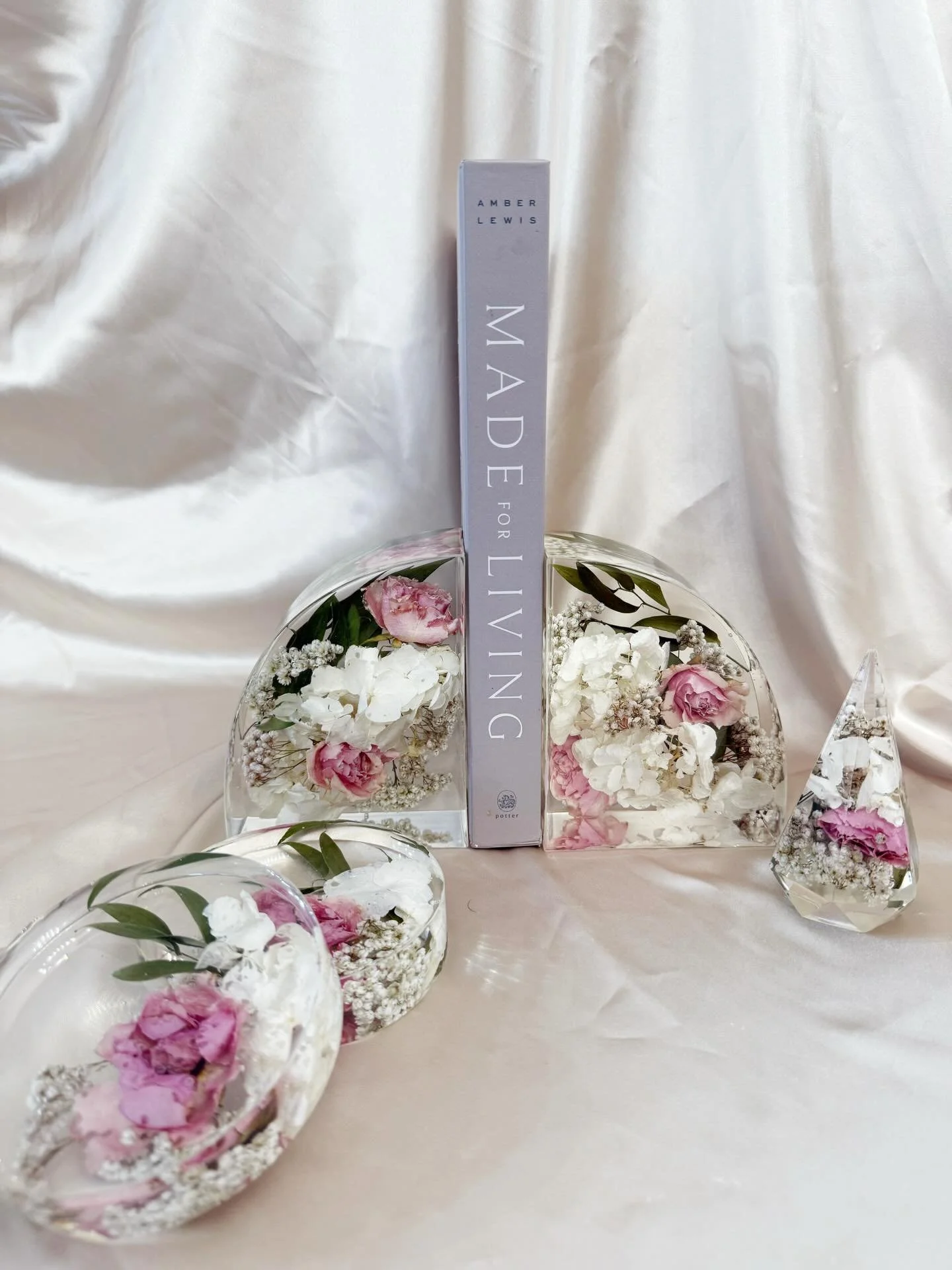 Rachel&rsquo;s wedding flower preservation 🤍 

Flowers by @artemisiastudiosmn 

16x20 gold pressed frame
Small bookends
Round coasters 
Vertical ring holder