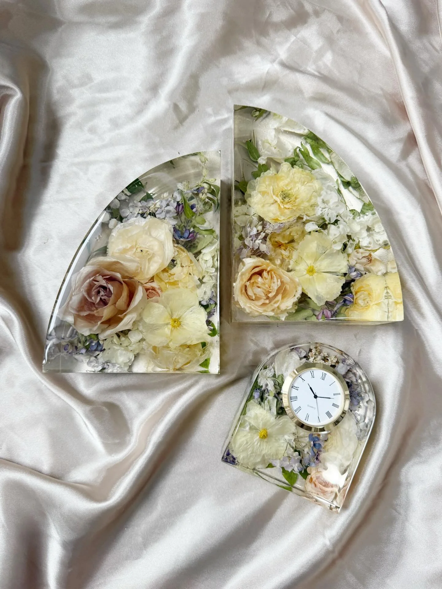 Clare&rsquo;s wedding flower preservation 💛 

Loving the butter yellow wedding color trend!! 

Her order included: 
Large bookends
Clock

Her friend flew her wedding bouquet all the way from Florida to save on shipping costs! Tag a bride that you wo