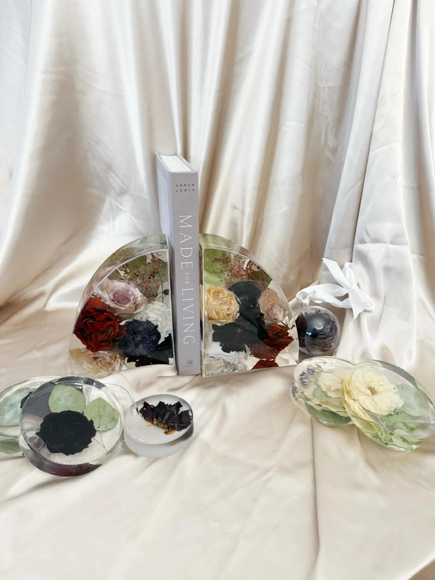 Sarah&rsquo;s wedding flower preservation ✨ 

Color corrected white + red blooms
Large bookends
4 circle coasters 
2 ornaments 

Florist: @artemisiastudiosmn 

#flowerpreservation #weddingbouquet #weddingkeepsake bridetobe