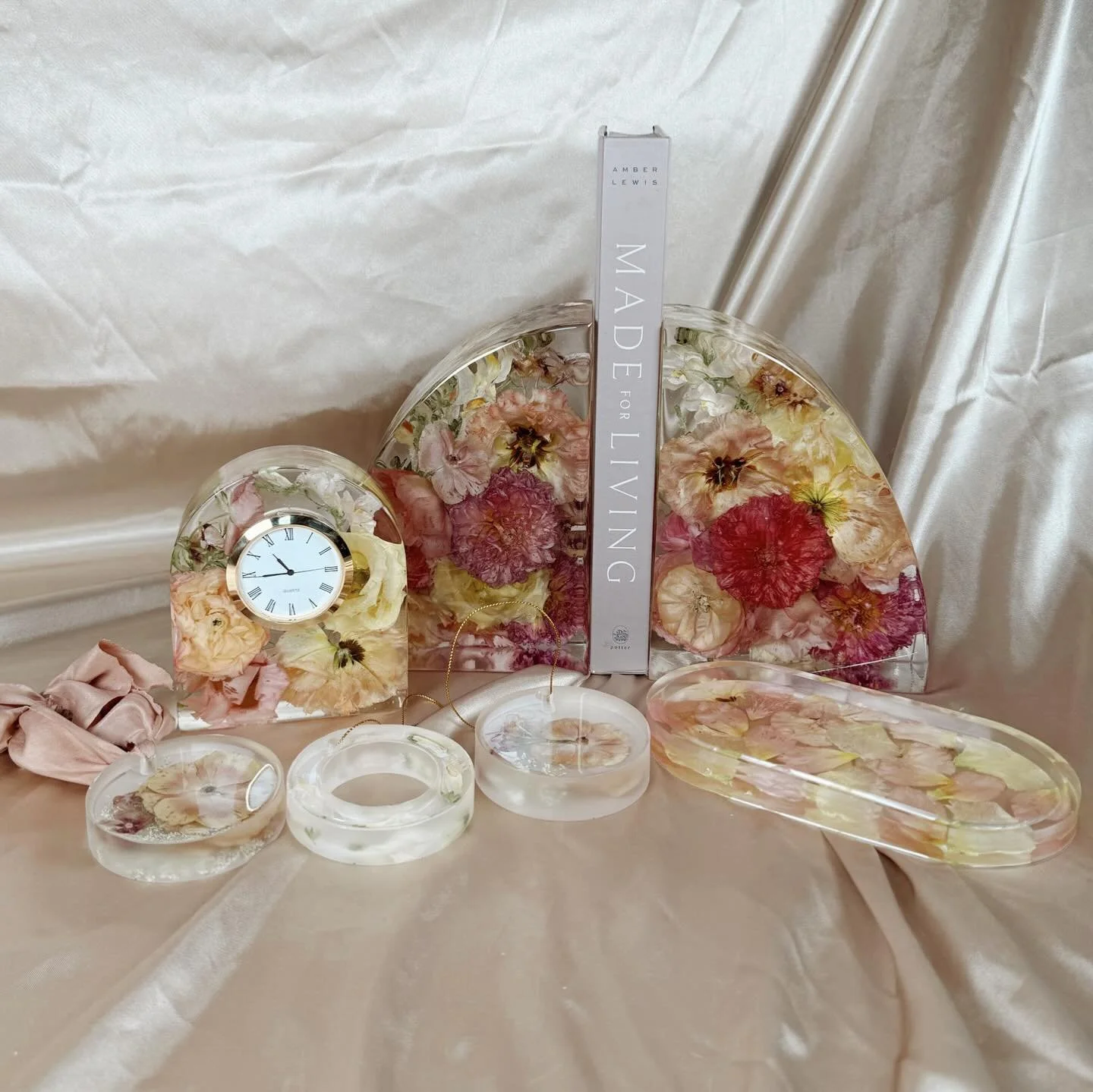 Hannah&rsquo;s wedding bouquet preservation 😭 these vibrant flower colors are a dream and of course the bouquet was done by my very talented friend @reverie.floral.design! 

Swipe to see the fresh bouquet we started with

Hannah&rsquo;s full collect