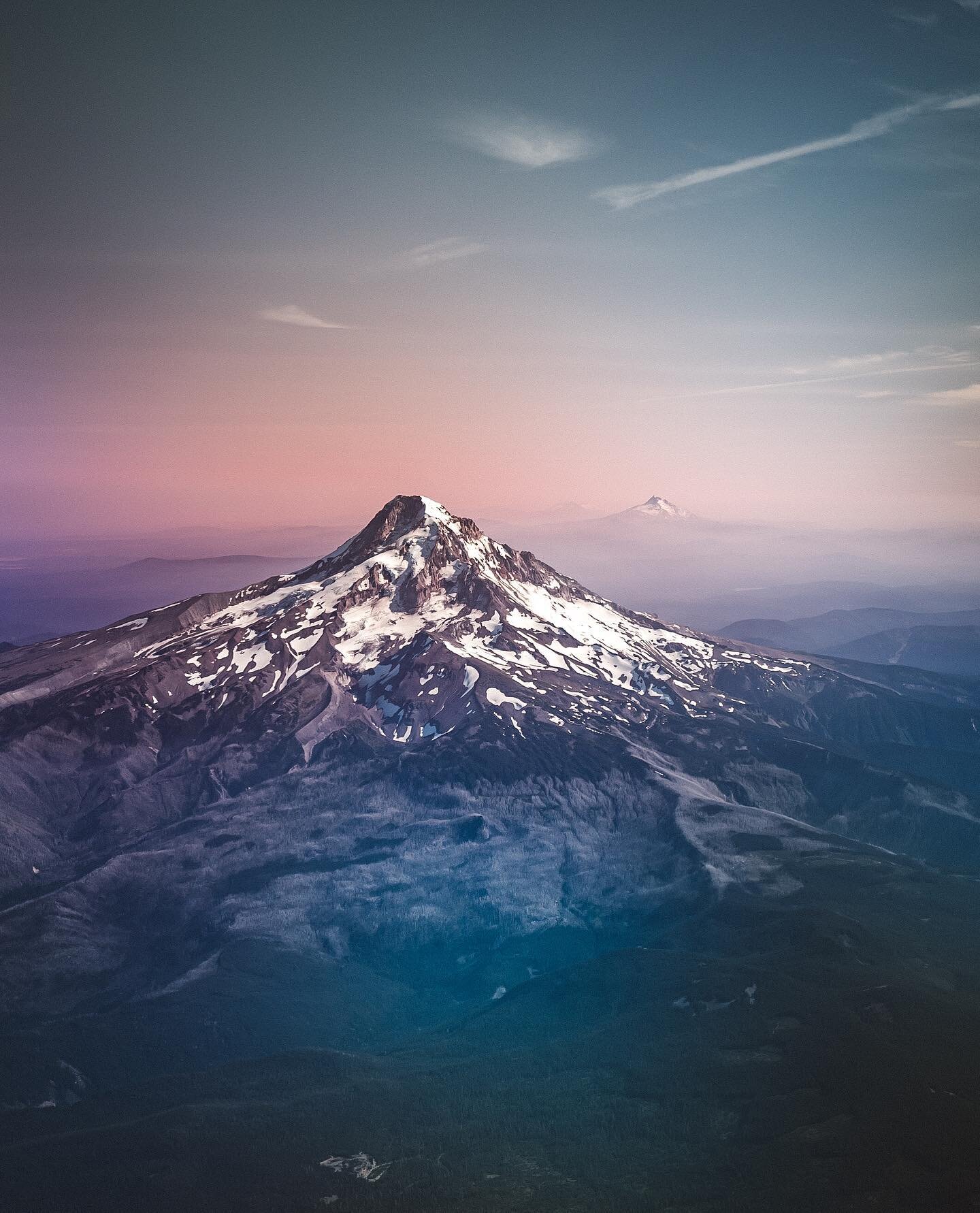 Mount Hood and Jefferson scraping the sky. 🌋🗻❤️ This shot was taken through a window and my polarizing filter blasted color across the frame. I&rsquo;m not even mad. 🤙
.
Shot on @sonyalpha #A7sii + @zeisscameralenses #1635mm
. 
#sonyimages #sonyal