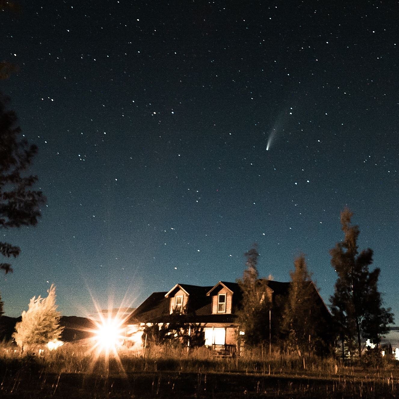 Getting to stargaze in Jackson, WY to peep the Neowise comet gave my soul a much needed boost. 💫⚡️🪐😷
.
.
Shot on @sonyalpha #a7sii w/ @zeisscameralenses #1635mm 
#neowise #stargazing #jacksonhole #explorewyoming #sonyalpha