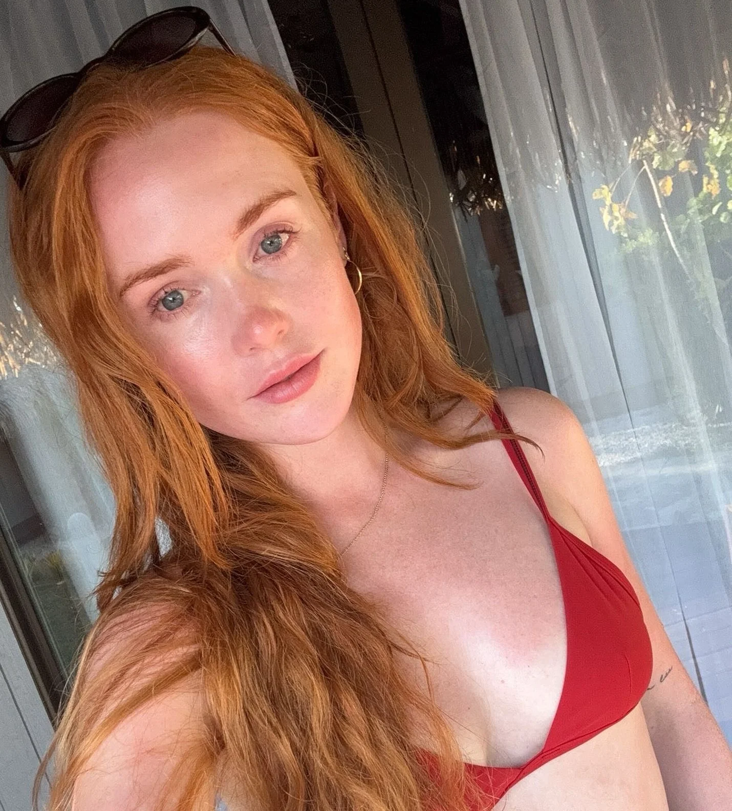 My hair icon @kirstyeelizabeth w healed lip blush on her honeymoon! 💋 I&rsquo;ll be back in London taking appointments either early December or February for both lip blush and lash lift appointments.

Email topcosmeticartistry@gmail.com to join my w